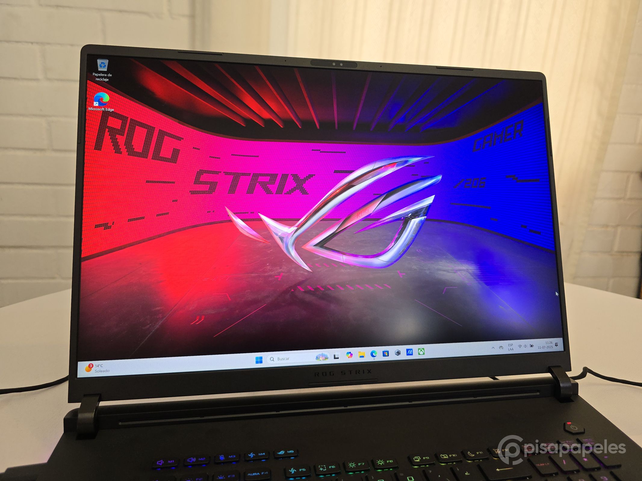ASUS ROG Strix SCAR 18 del 2025 Pisapapeles 76