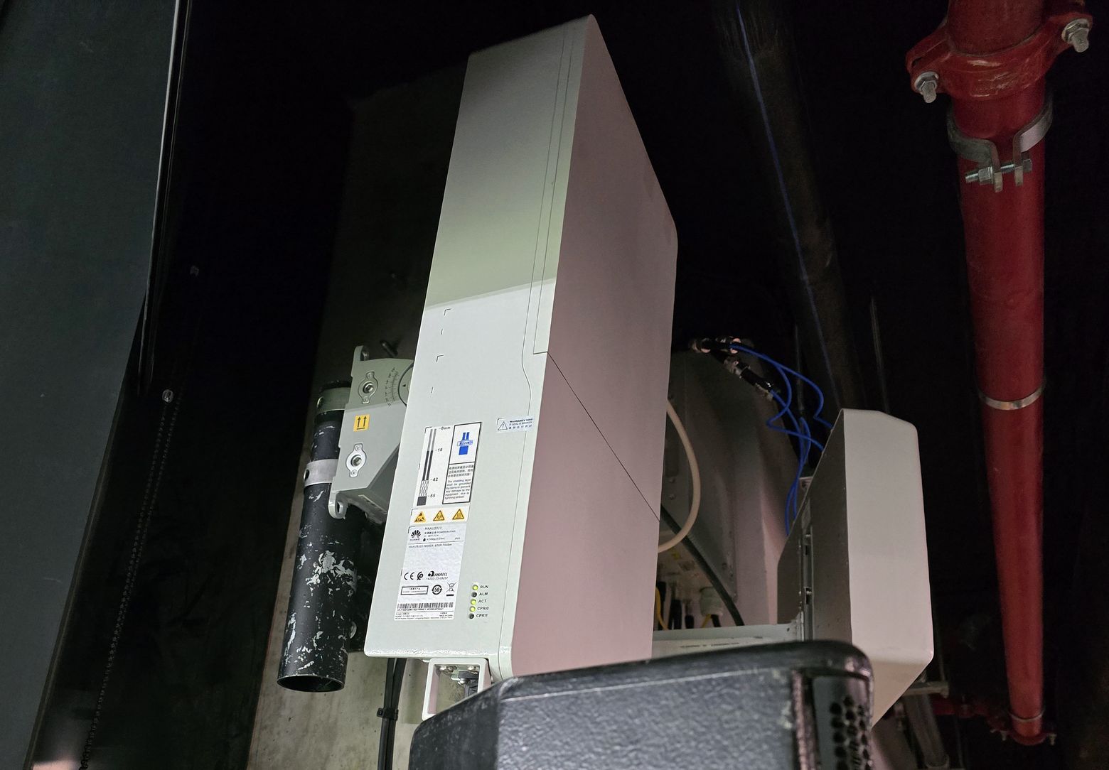 Antena 5G mmWave Huawei HAAU5323 - Claro Arena | Fotografía Créditos: Pisapapeles