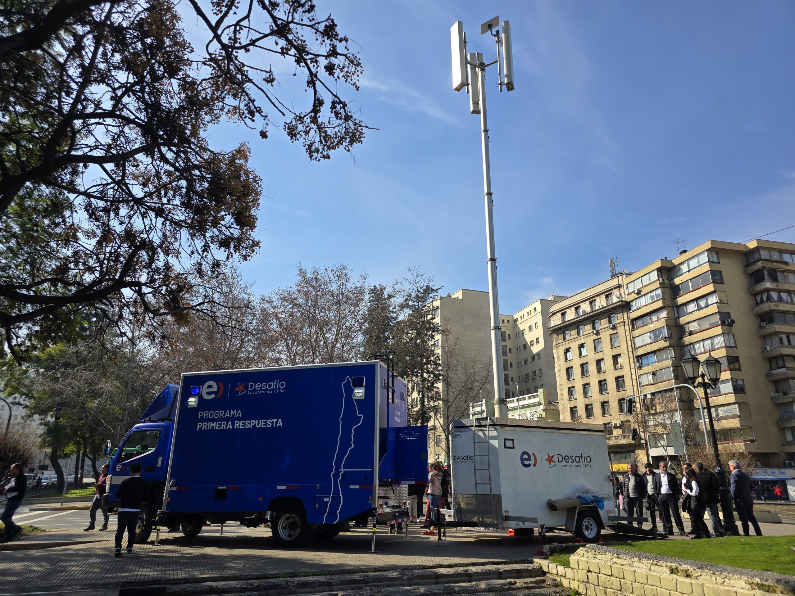 entro de operaciones para emergencias móvil conformado por el camión 4x4 junto al carro de arrastre que actúa como radiobase móvil
