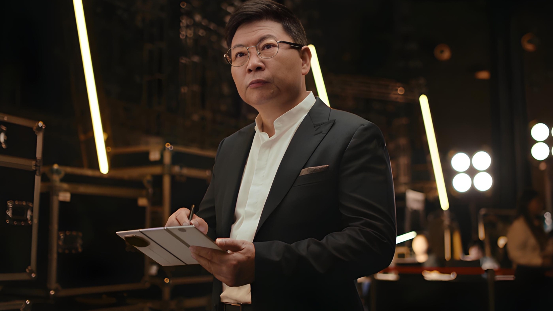 Richard Yu, CEO de Huawei Consumer Business sosteniendo un plegable Mate XTs