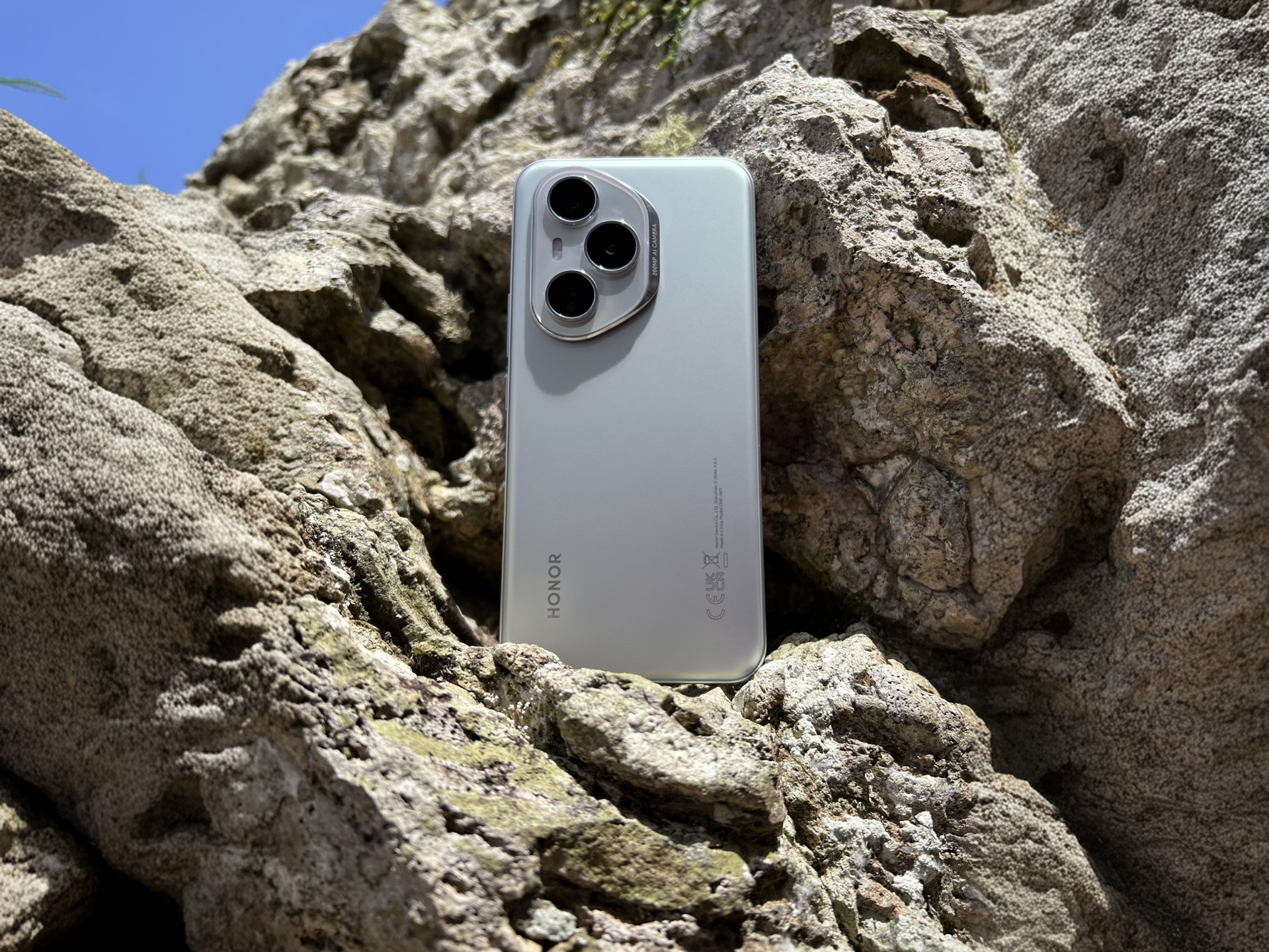 Foto portada HONOR 400 Pro en rocas de isla san martín
