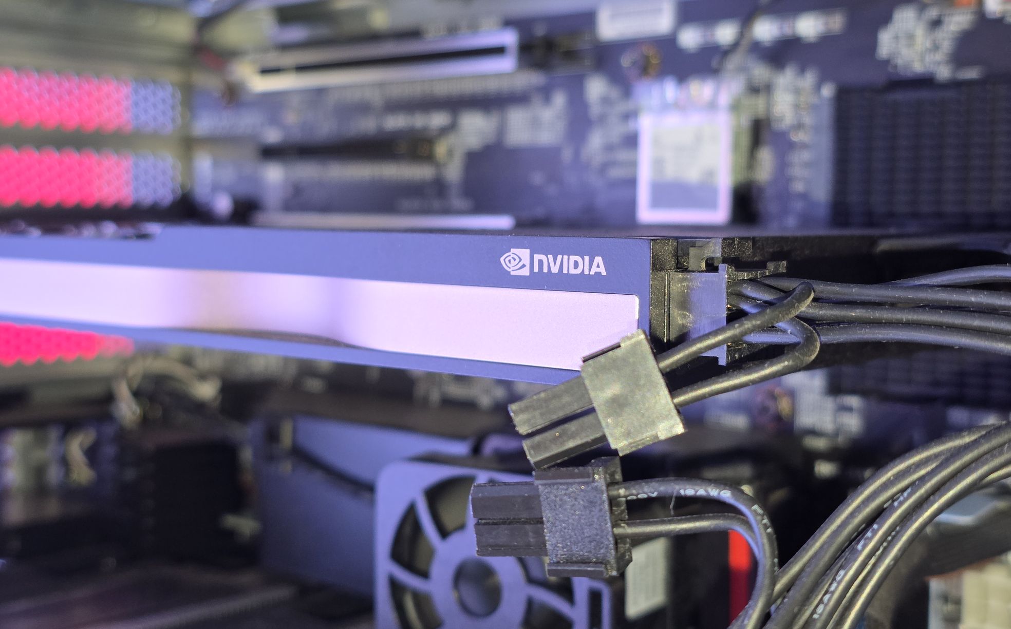 Workstation Lenovo ThinkStation P8 con NVIDIA RTX 2000 Ada | 