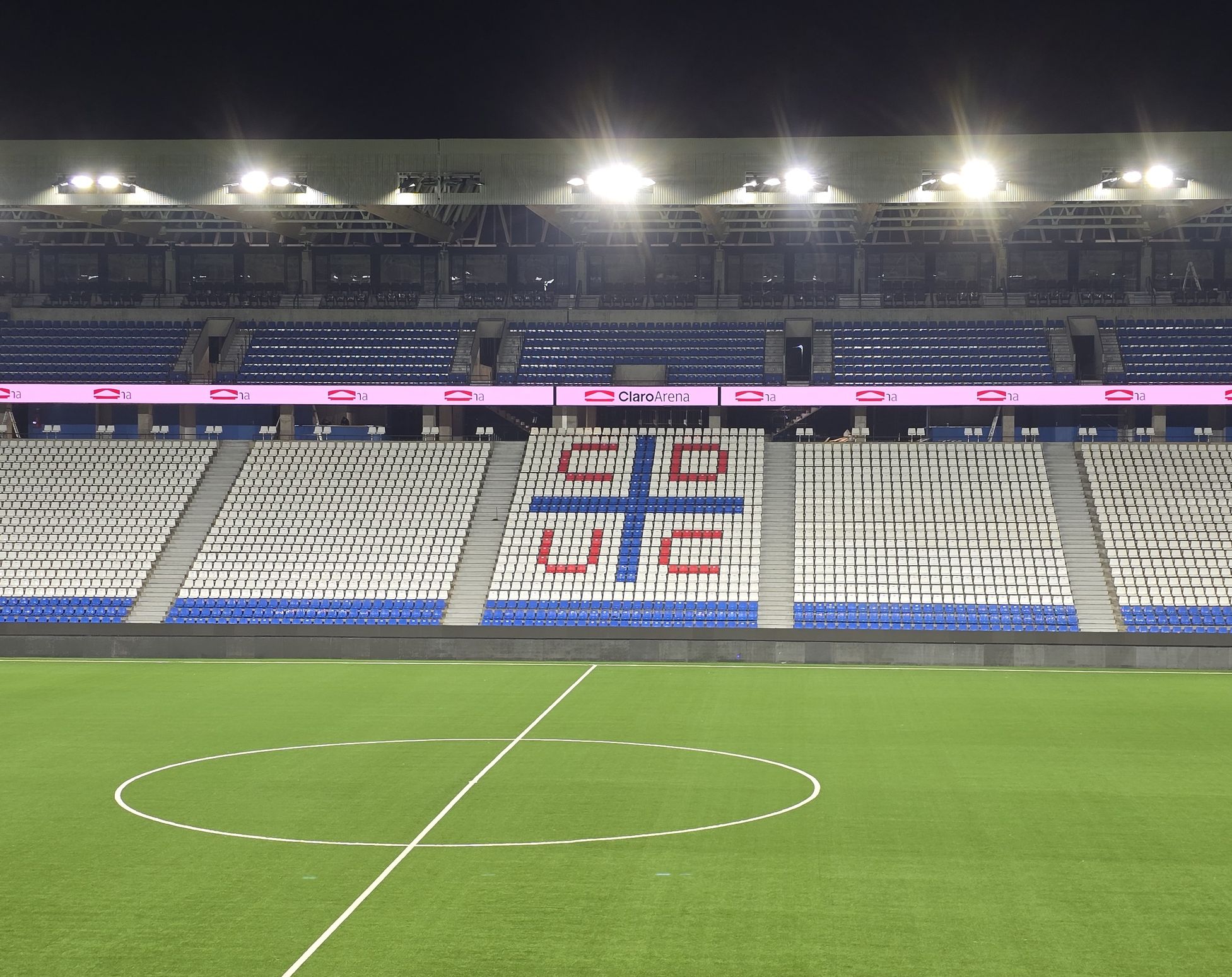 Paneles de señalización en galería | Fotografía Créditos: Pisapapeles