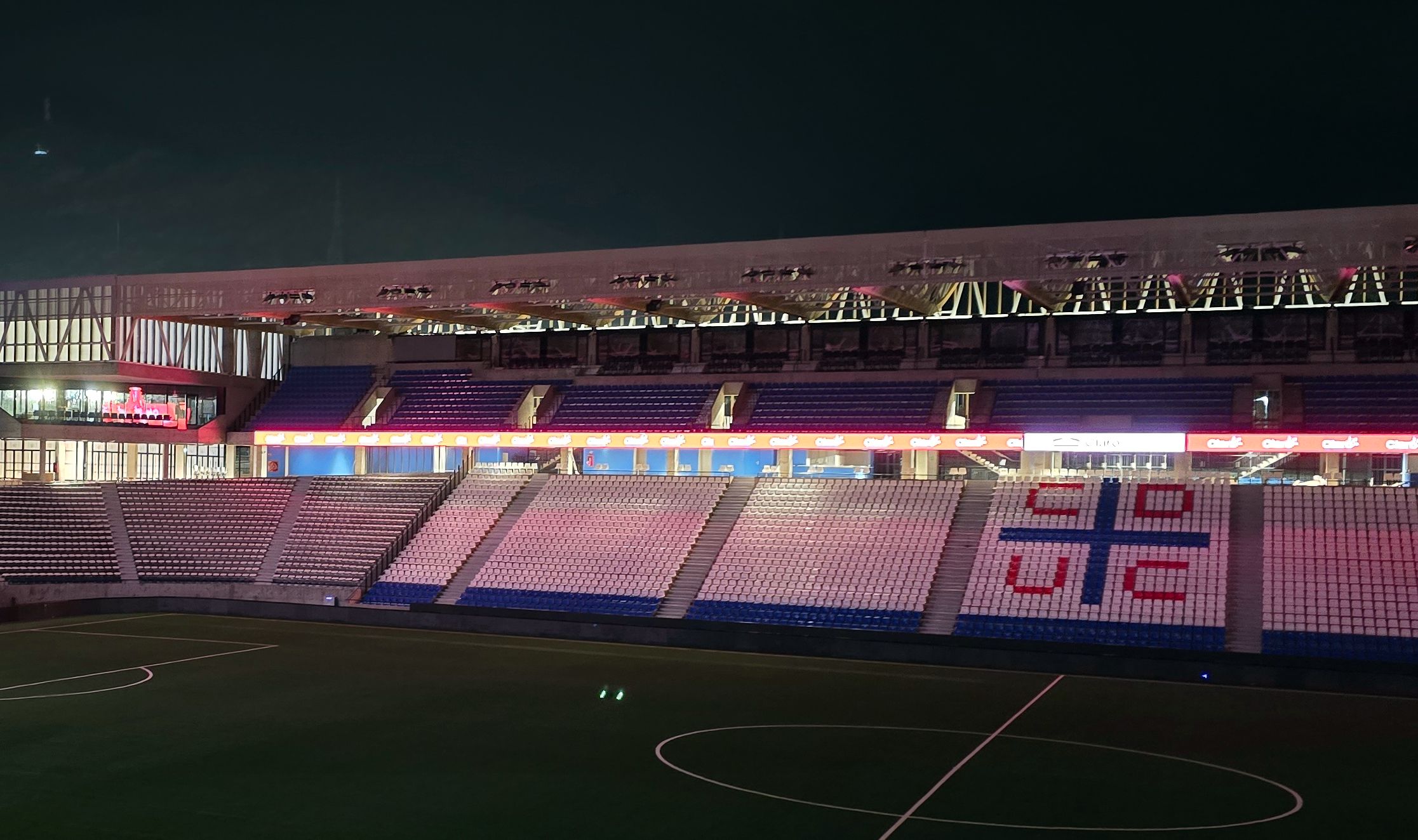 Paneles de señalización en galería | Fotografía Créditos: Pisapapeles