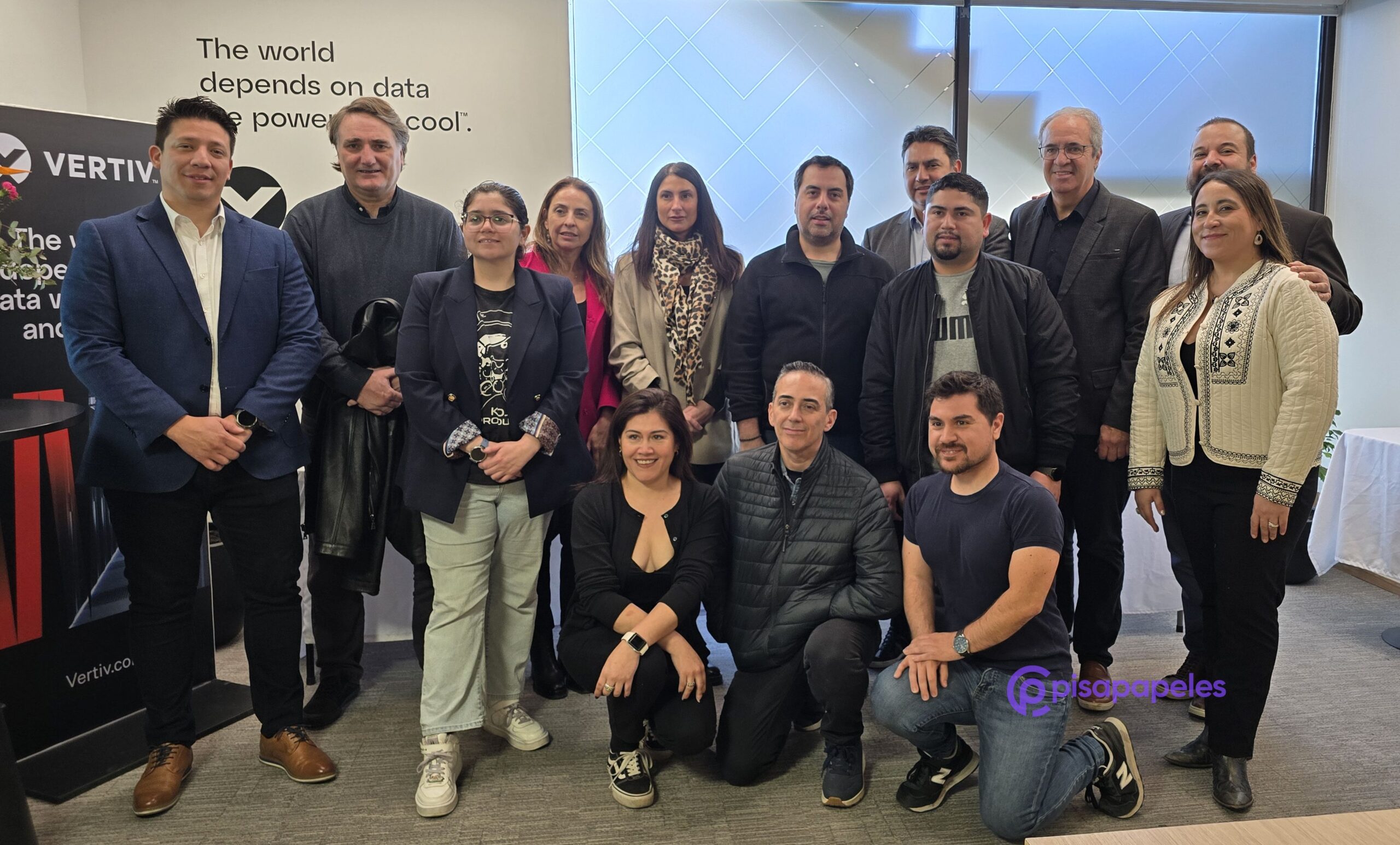 Periodistas y ejecutivos de Vertiv presentes en el cita en el recorrido por las nuevas oficinas