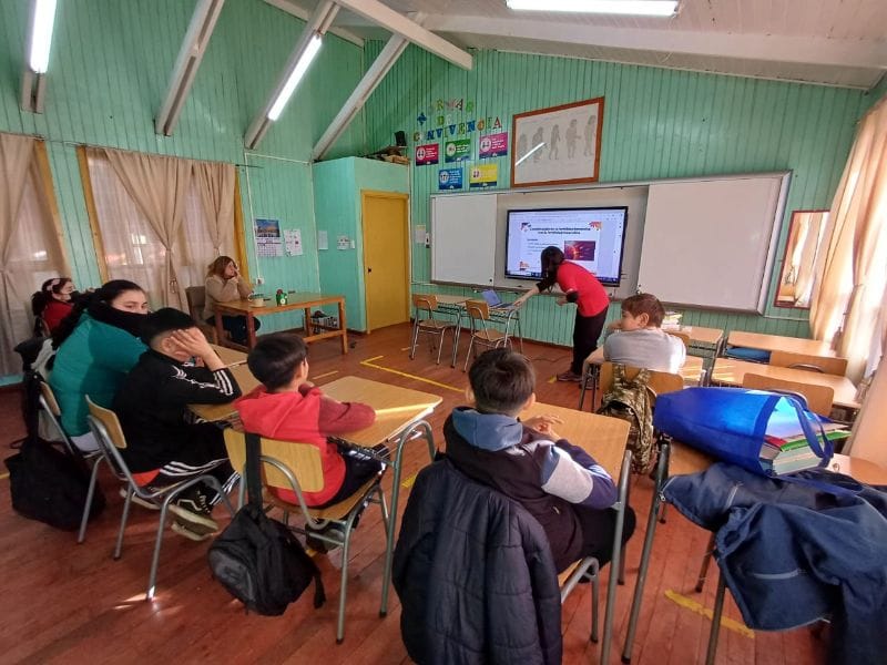 Implementación de la pantalla interactiva ViewBoard IFP6552 en la Escuela Malihue, ubicada en una zona rural de la Región de Los Ríos, como parte de un proyecto para fortalecer el acceso a tecnología educativa
