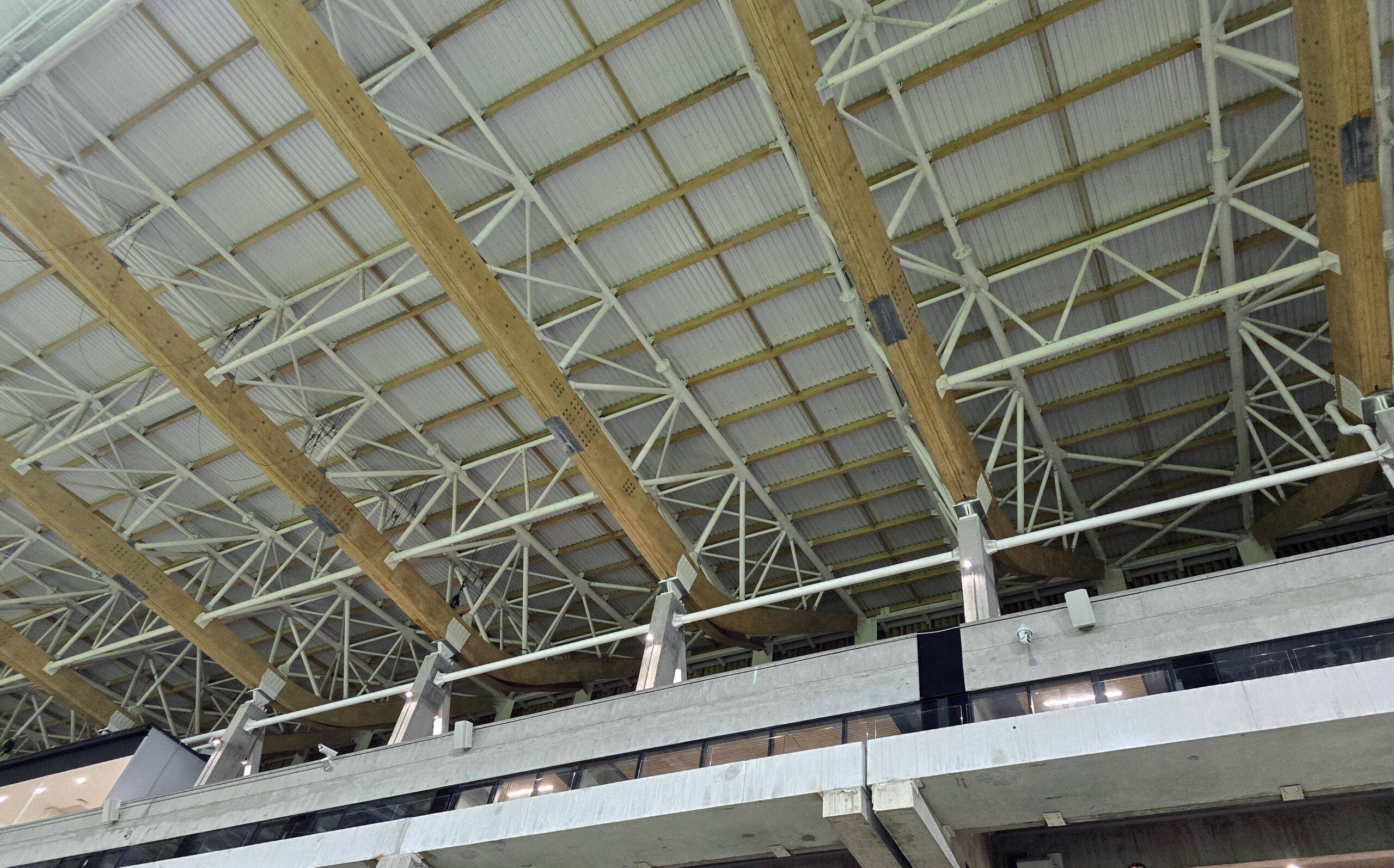 Vigas de madera laminada fabricadas por CMPC Maderas – Niuform | Fotografía Créditos: Pisapapeles