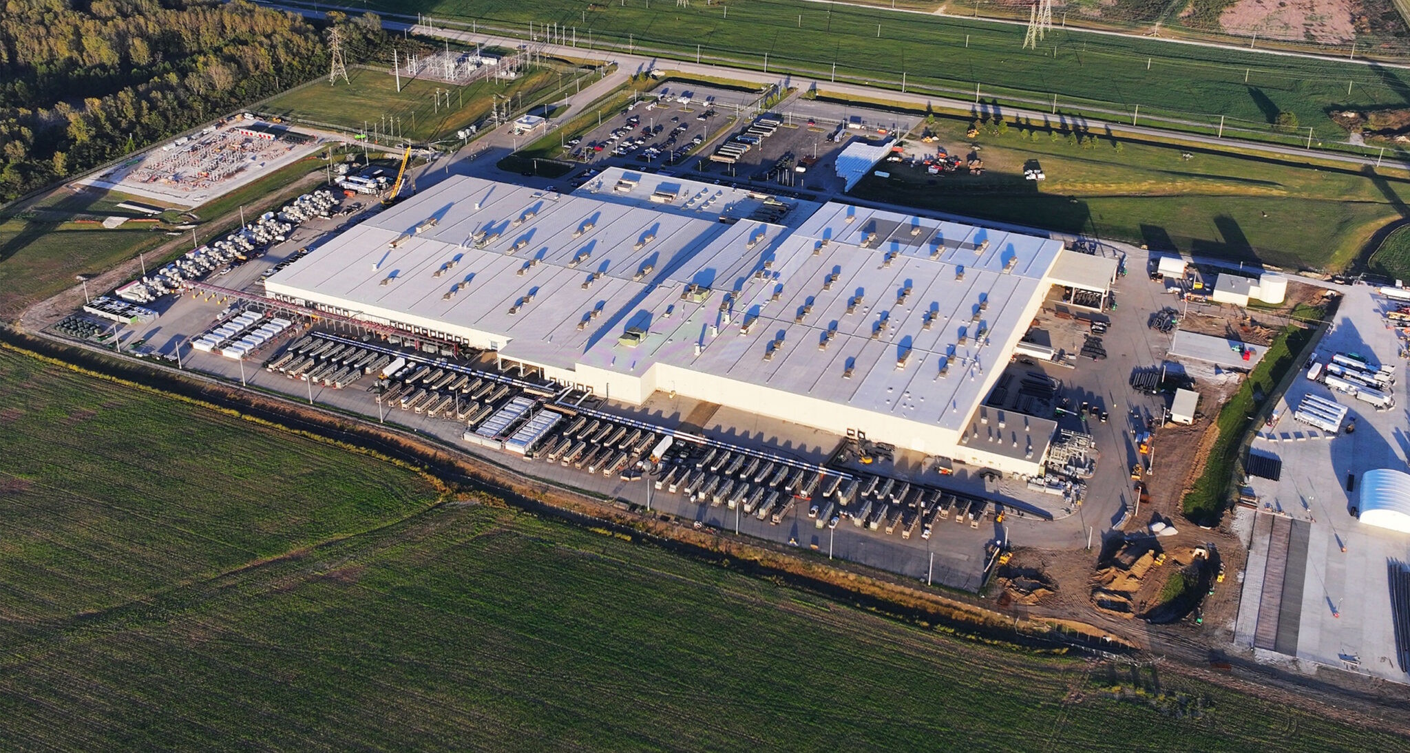 Colossus, el supercomputador de xAI desarrollado en 122 días. Integra más de 200.000 GPUs NVIDIA y representa un ejemplo real de arquitectura full-stack a escala masiva, operada como una AI Factory. | Créditos: NVIDIA