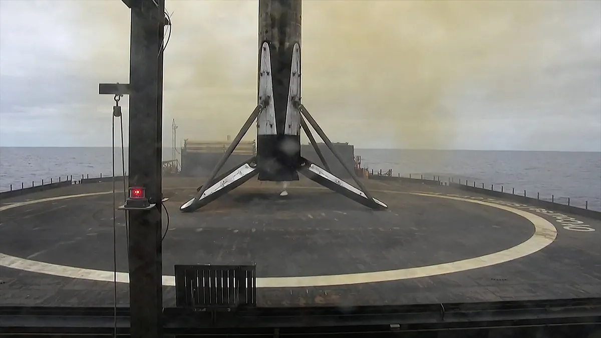 El primer propulsor de un cohete Falcon 9 de SpaceX se encuentra sobre sus patas de aterrizaje en una nave no tripulada en el Océano Pacífico, tras el exitoso lanzamiento de 24 satélites Starlink el sábado 6 de septiembre de 2025