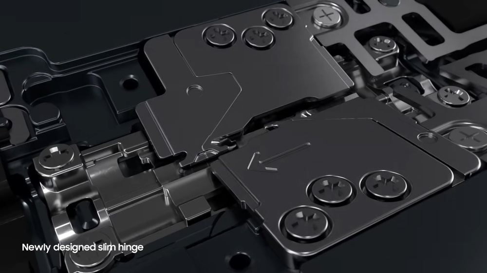 Detalle de la bisagra delgada rediseñada (slim hinge) del Galaxy Z Fold4, 21% más ligera que la de su predecesor, reemplazó el movimiento rotatorio por uno lineal, reduciendo el peso, el grosor y el número de piezas, y mejorando la resistencia del dispositivo. Además permitía retirar el polvo