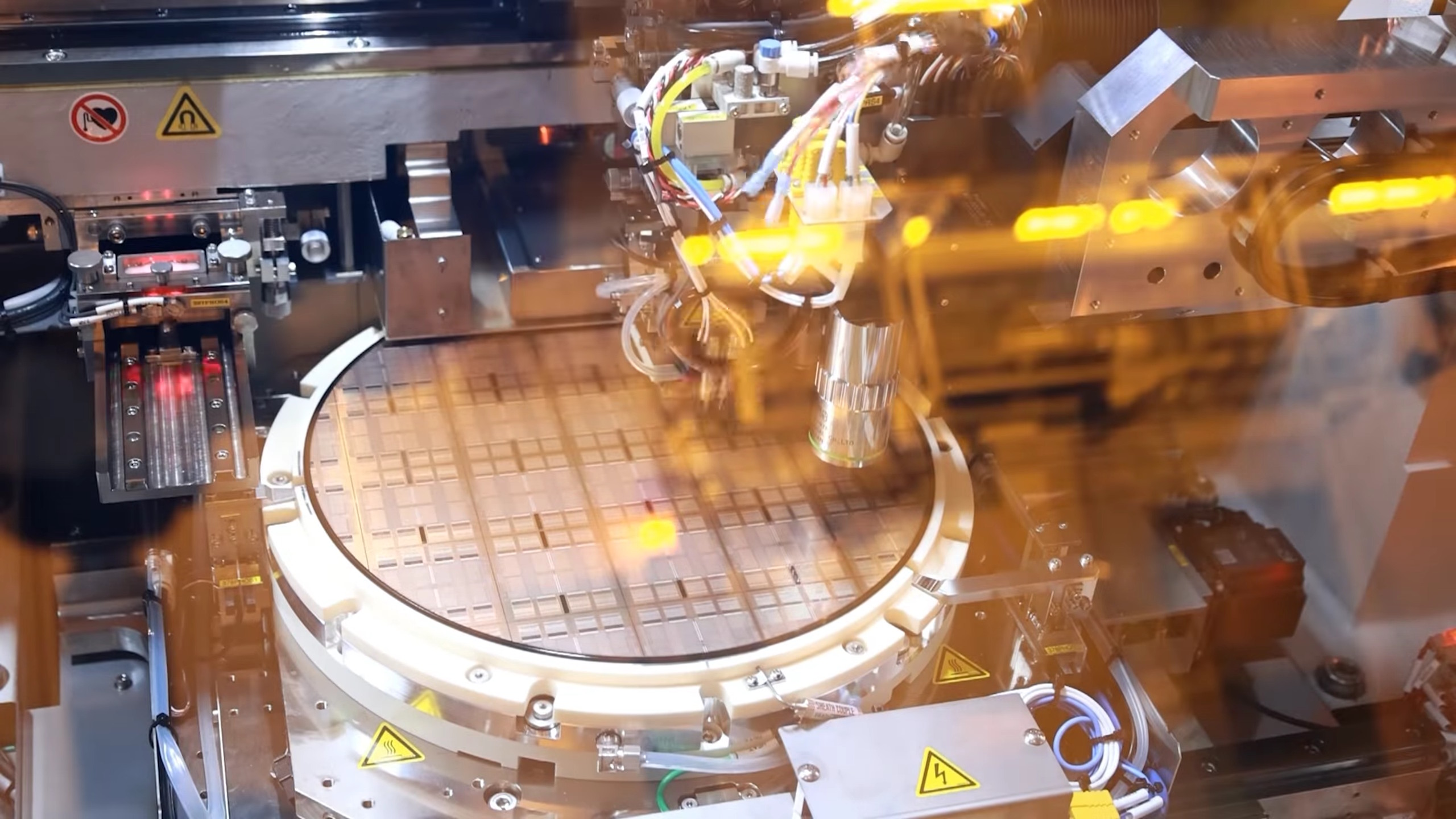 Proceso de testeo de un wafer en fábrica, donde cada chip Blackwell es verificado eléctricamente antes del corte y empaquetado. | Créditos: NVIDIA