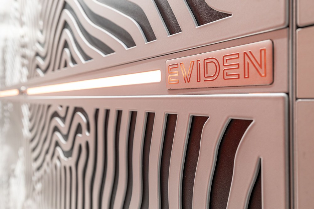 Detalle de un rack del supercomputador JUPITER con la marca Eviden