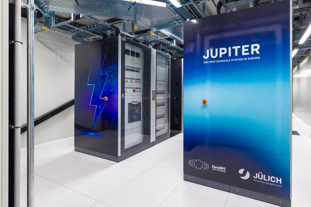 Vista de una de las siete salas de TI que albergan los racks del módulo Booster de JUPITER | Créditos: Centro de Investigación de Jülich