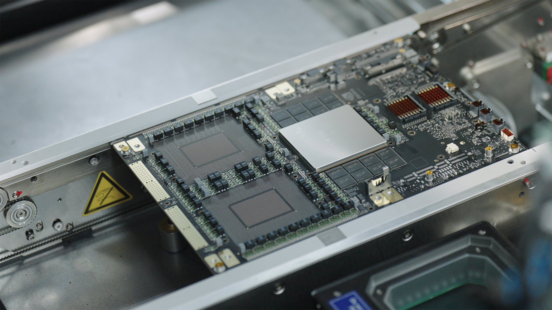 Ensamblaje de un superchip NVIDIA Blackwell sobre su placa portadora, donde se integran el procesador principal y módulos de memoria de alta velocidad. | Créditos: NVIDIA