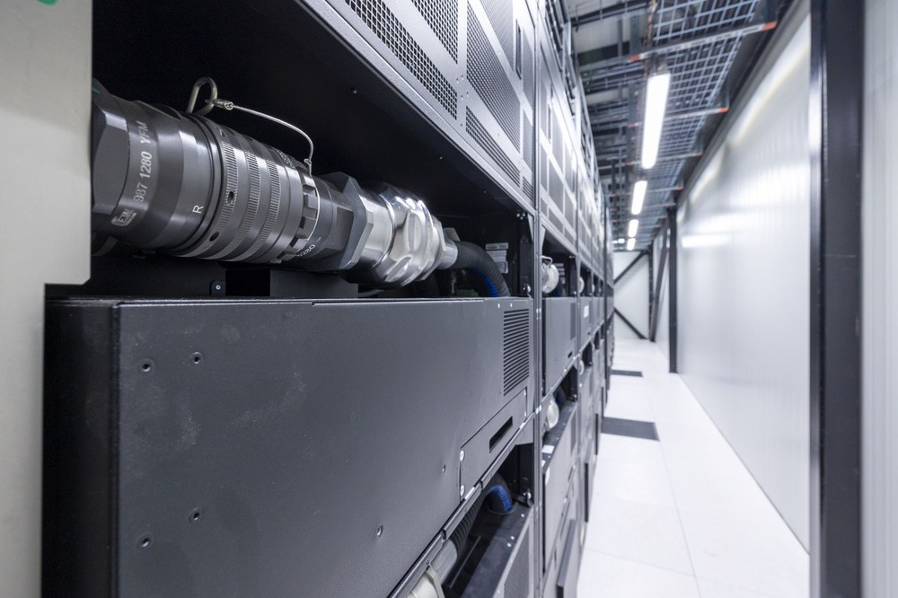 Detalle de la parte trasera de los racks del módulo Booster del supercomputador JUPITER con sistema de refrigeración por agua caliente | Créditos: Centro de Investigación de Jülich / Sascha Kreklau