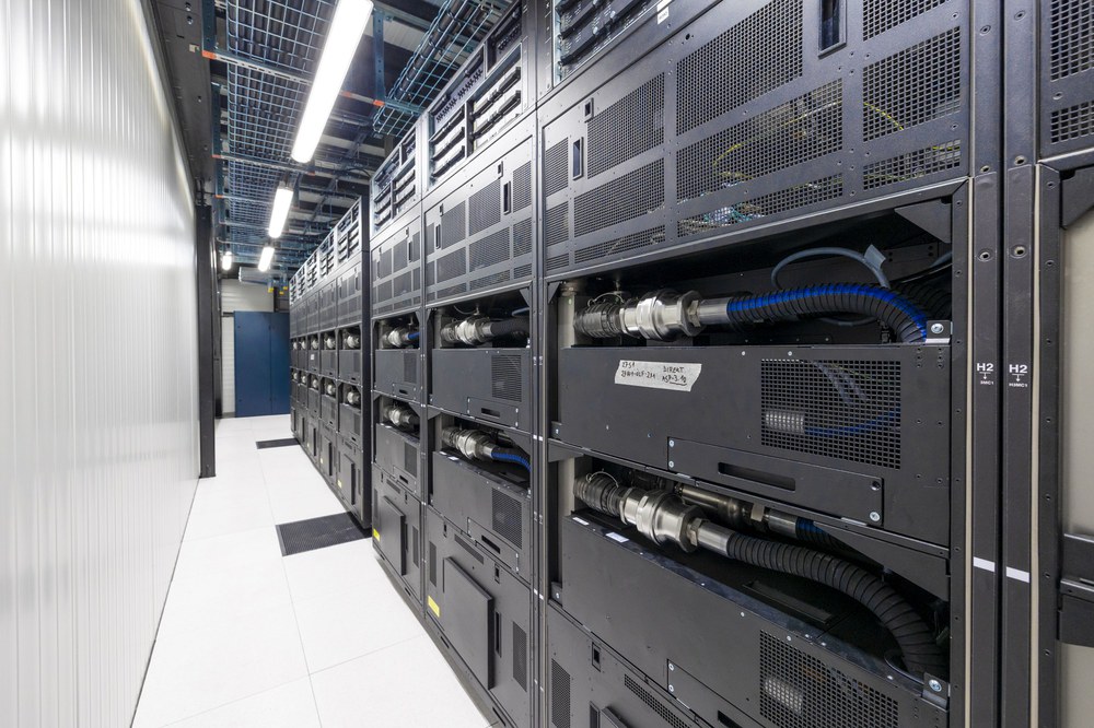 Vista de la parte trasera de los racks del módulo Booster del supercomputador JUPITER con sistema de refrigeración por agua caliente | Créditos: Centro de Investigación de Jülich / Sascha Kreklau