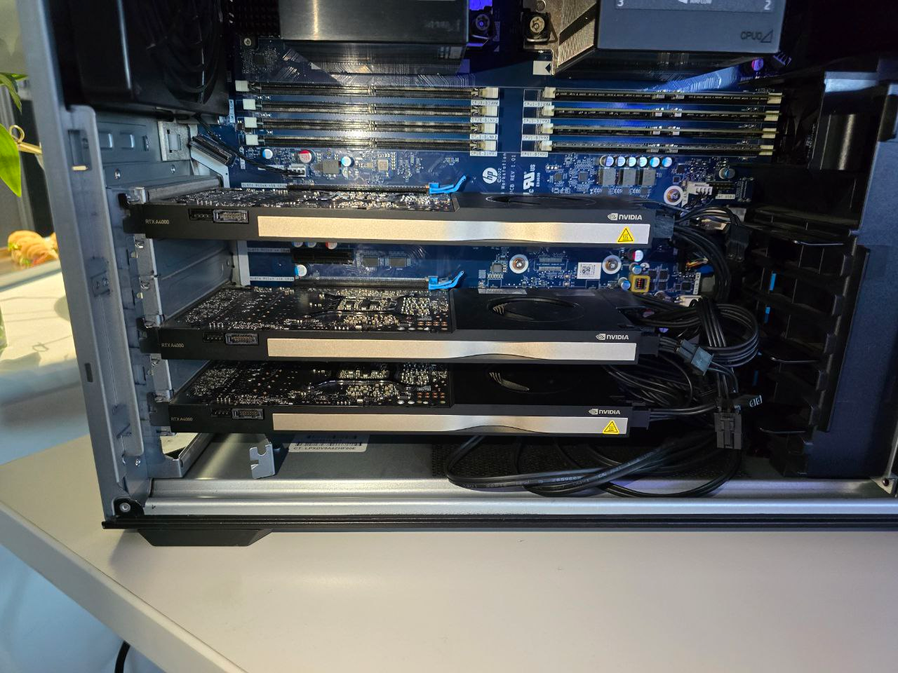 Workstation HP modelo Z840 se ven tres GPU profesoinales NVIDIA RTX ADA 