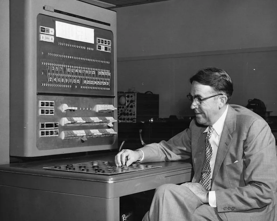 Arthur Samuel fue ingeniero e investigador pionero en aprendizaje automático, ocupó el cargo de ingeniero e investigador en IBM