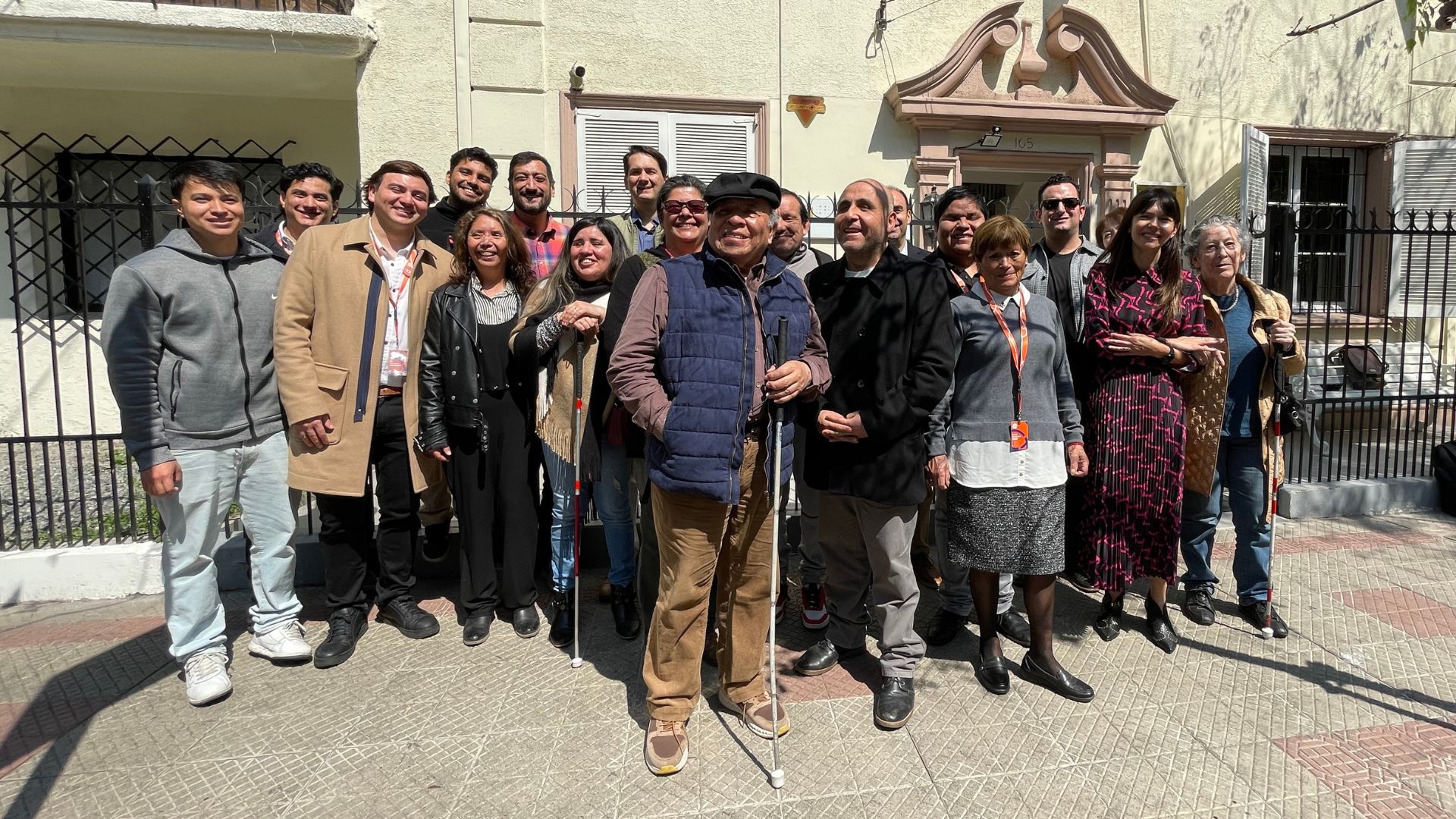 Equipo de la Biblioteca Central para Ciegos junto a Microsoft urante la presentación de la nueva plataforma digital de audiolibros accesibles en Chile | Créditos: Microsoft