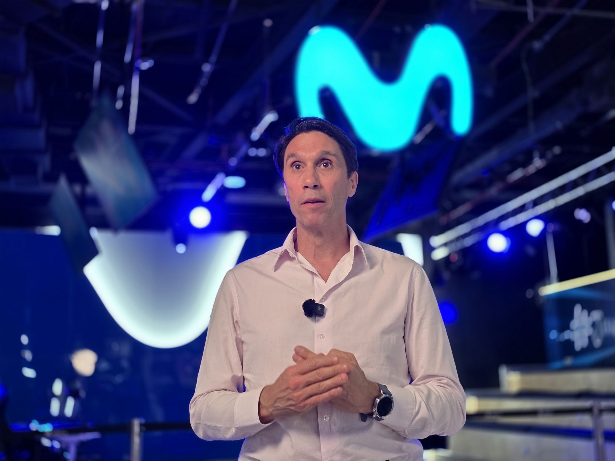 Juan Vicente Martín, CEO de Movistar Chile en el instante que comparte sus impresiones de las instalaciones del Movistar GameClub con el equipo Editorial de Pisapapeles | Créditos: Pisapapeles
