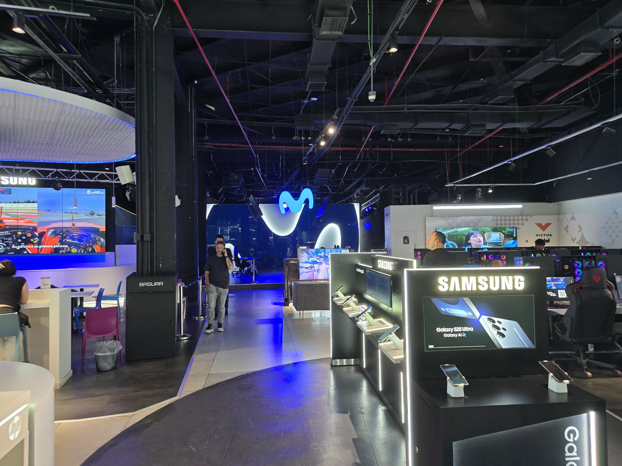 Movistar GameClub Mall Plaza Vespucio, pasillo principal con stand de Samsung con los S25 Ultra para que los gamers que usan smartphones.  | Créditos: Pisapapeles