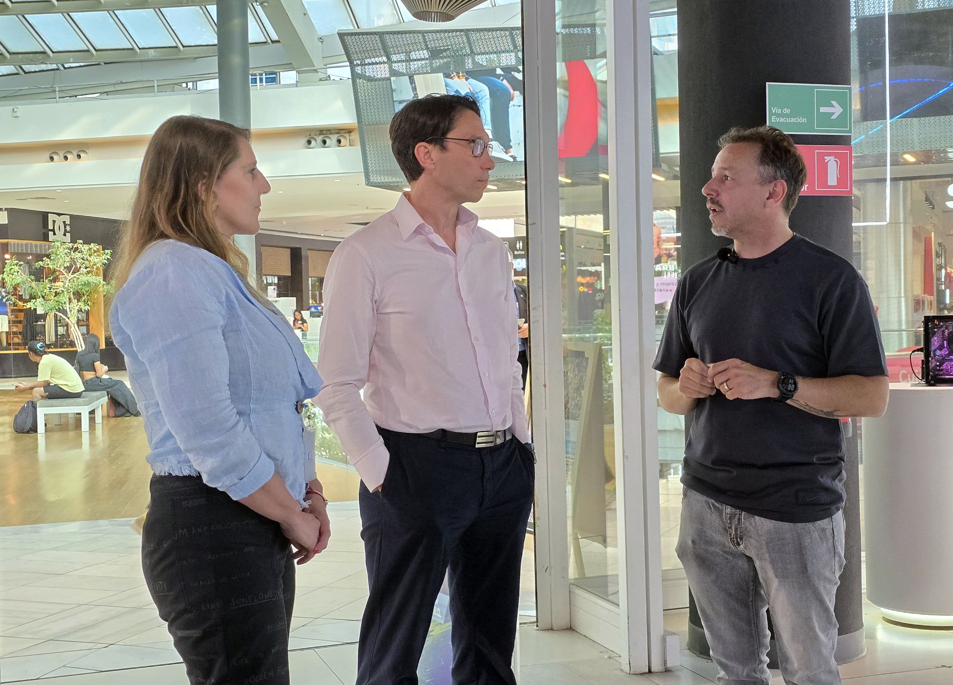 En la recepción Matías Fernández, gerente general y fundador, Movistar GameClub, compartió novedades del Movistar GameClub con Paula Callejas, ferente de marketing digital y publicidad, y con Juan Vicente Martín, CEO de Movistar Chile | Créditos: Pisapapeles