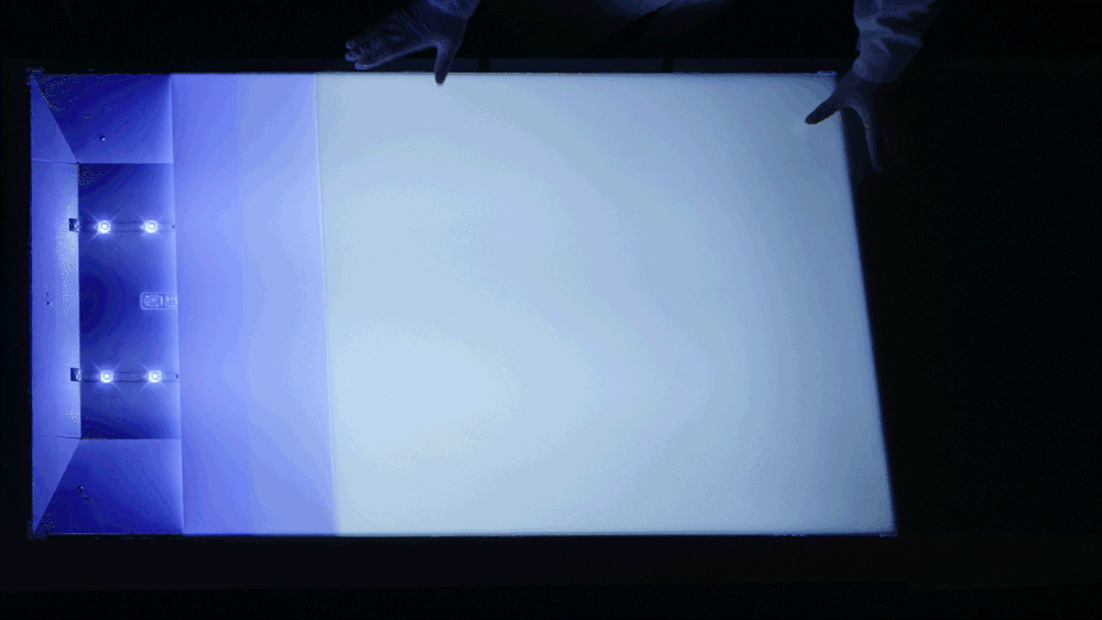 La placa difusora distribuye la luz de manera uniforme a través del panel. | Créditos: Samsung.