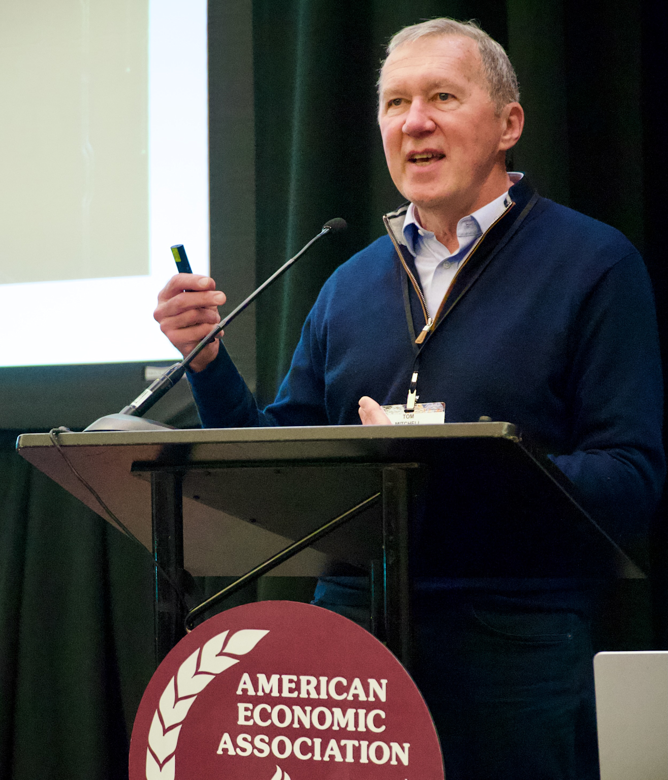 Tom M. Mitchell es Founder University Professor en la Universidad Carnegie Mellon (CMU). También fue el fundador y anterior presidente del Machine Learning Department en CMU.