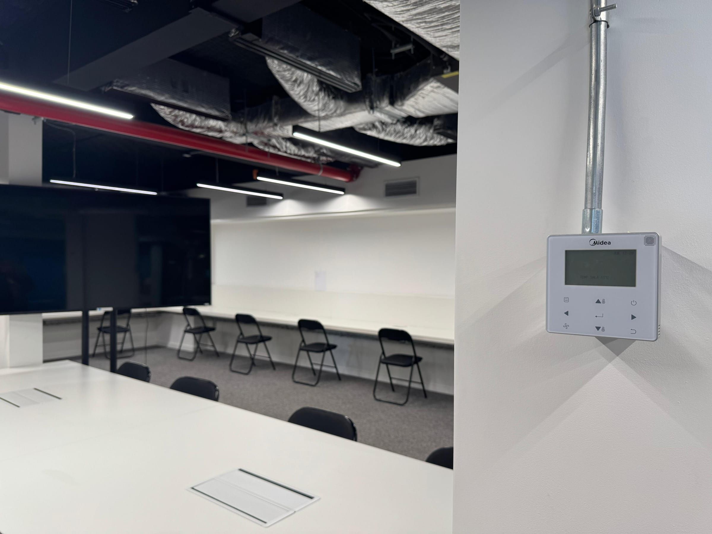 Panel de control y ductos de ventilación | Créditos: Midea Carrier