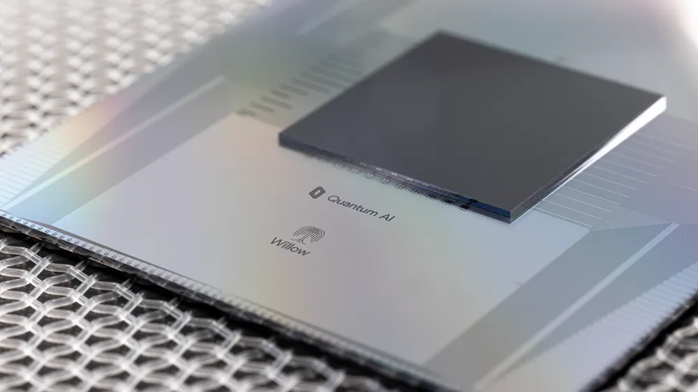 
El chip Willow de Google Quantum AI, con 105 qubits superconductores, logró ejecutar un experimento cuántico verificable a escala completa. | Créditos: Google