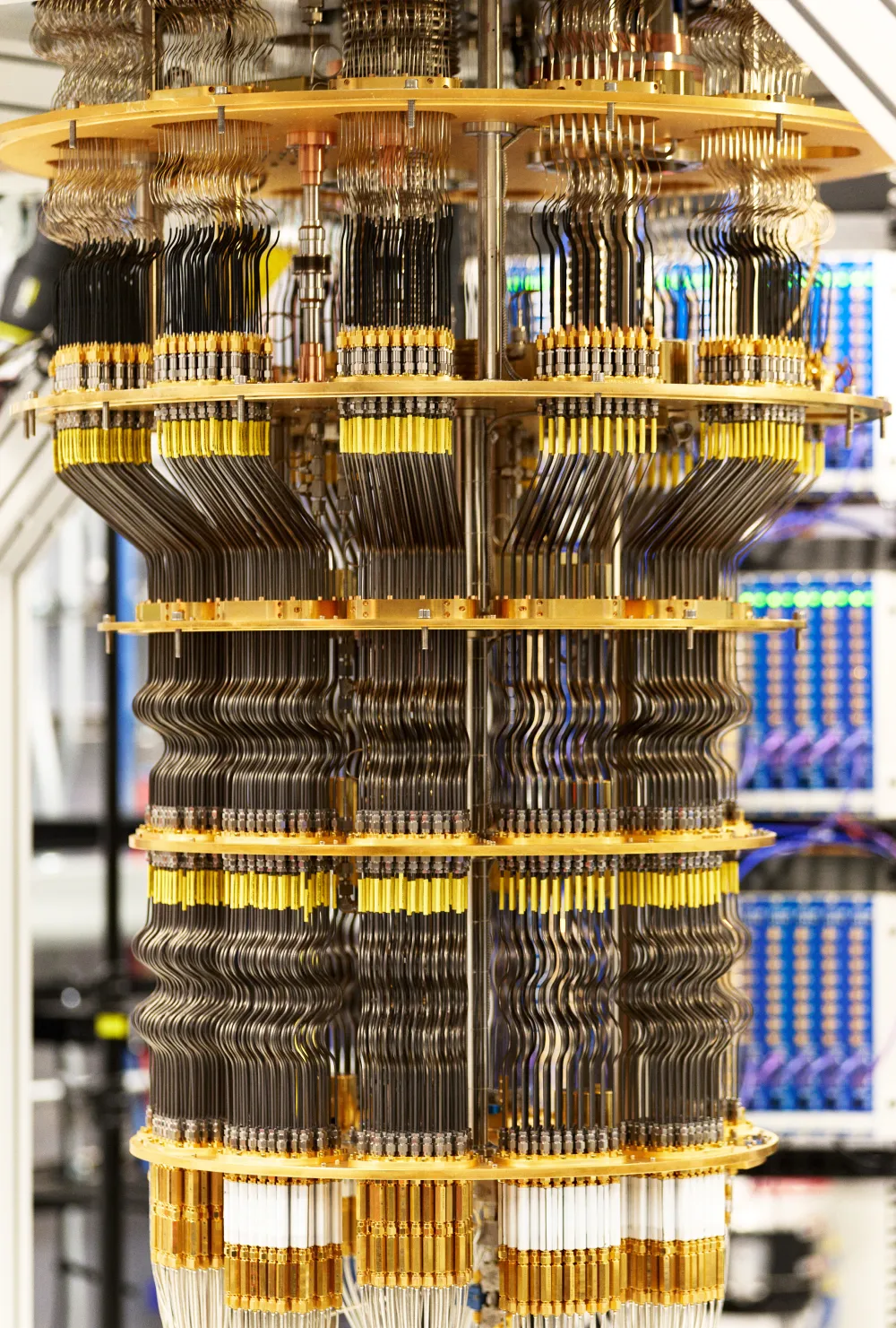 Sistema cuántico superconductivo en operación, con criostato y cableado de alta densidad que enfría y conecta los qubits. | Créditos: Google