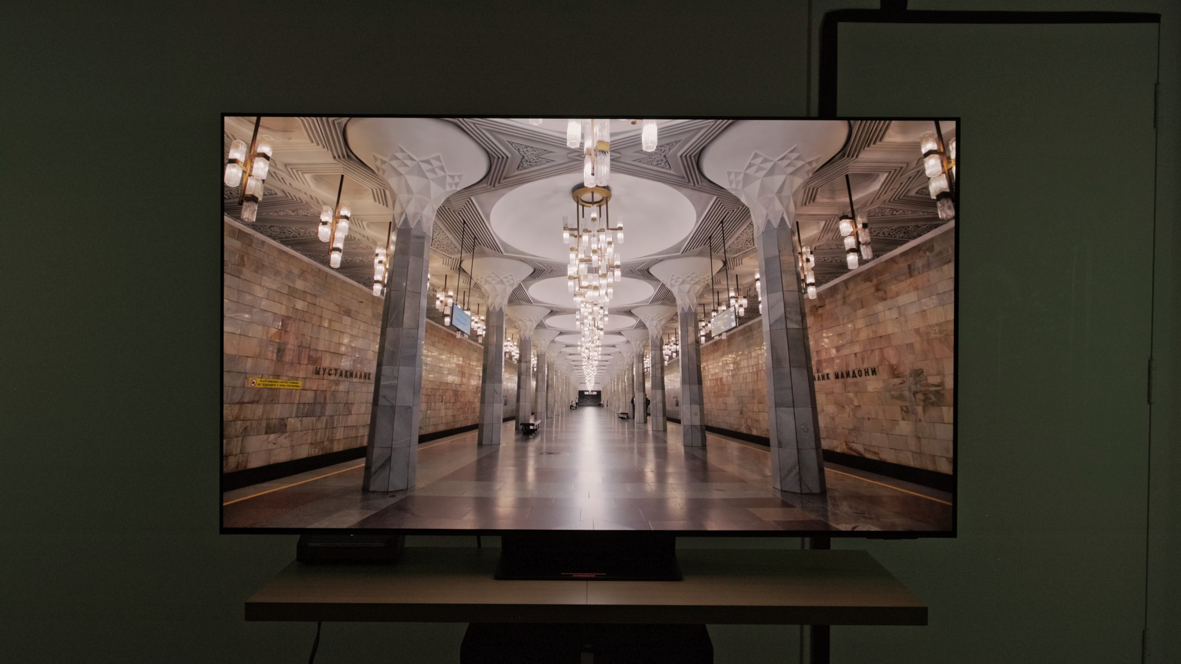 Medición en escena HDR tipo pasillo – Samsung S95F: 1.004 cd/m²