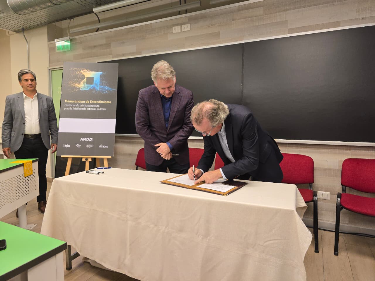 Firma AMD y NLHPC foto 1