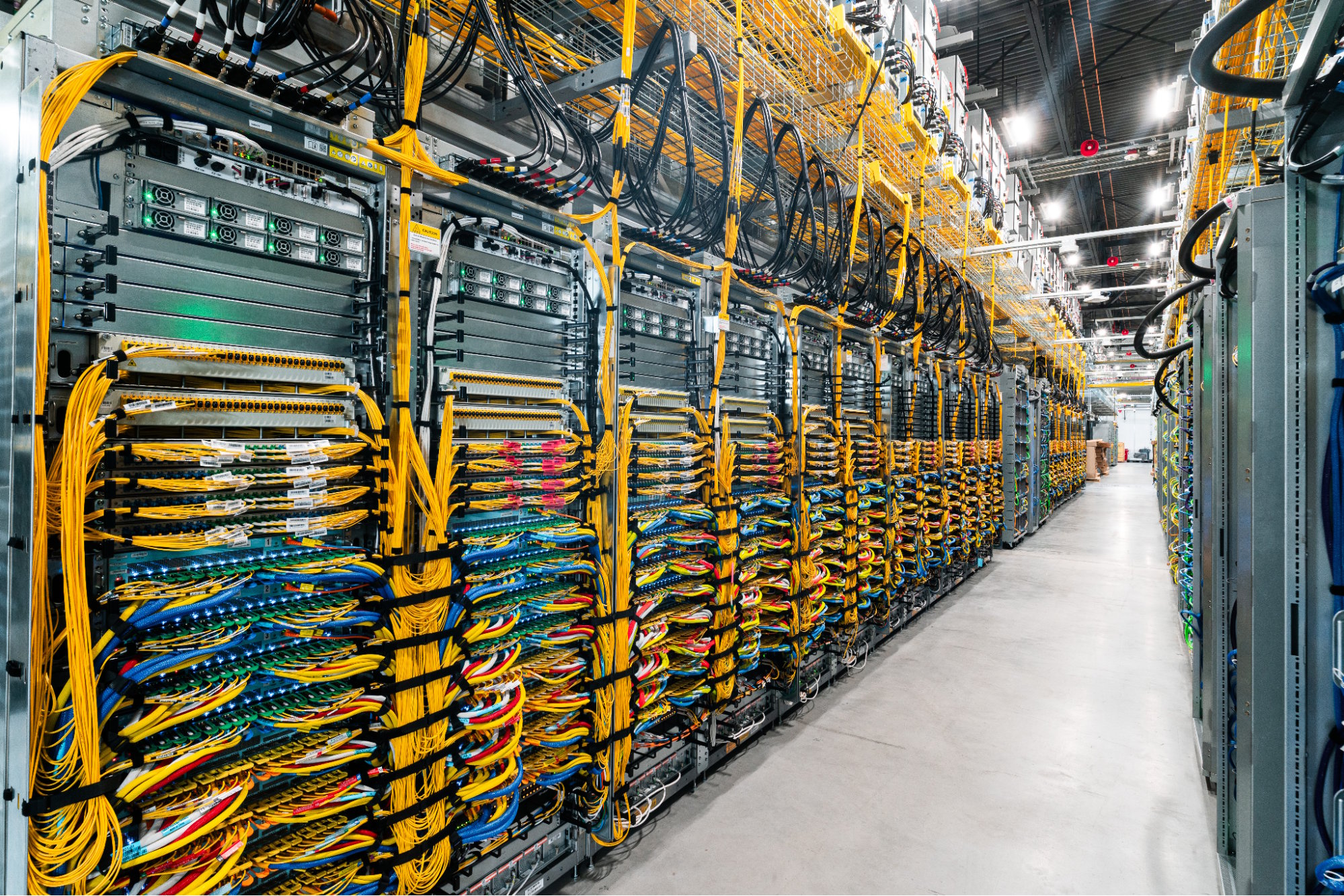 Infraestructura de red Jupiter en un centro de datos de Google, encargada de conectar múltiples superpods de Ironwood para formar clústeres que agrupan cientos de miles de TPUs.