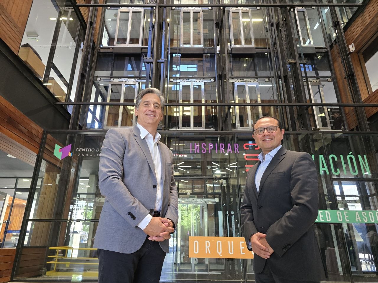Nicolás Cánovas e Hiram Monroy, ejecutivos de AMD presentes en la firma con CENIA en la Universidad Católica | Créditos: Pisapapeles & Tabulado.