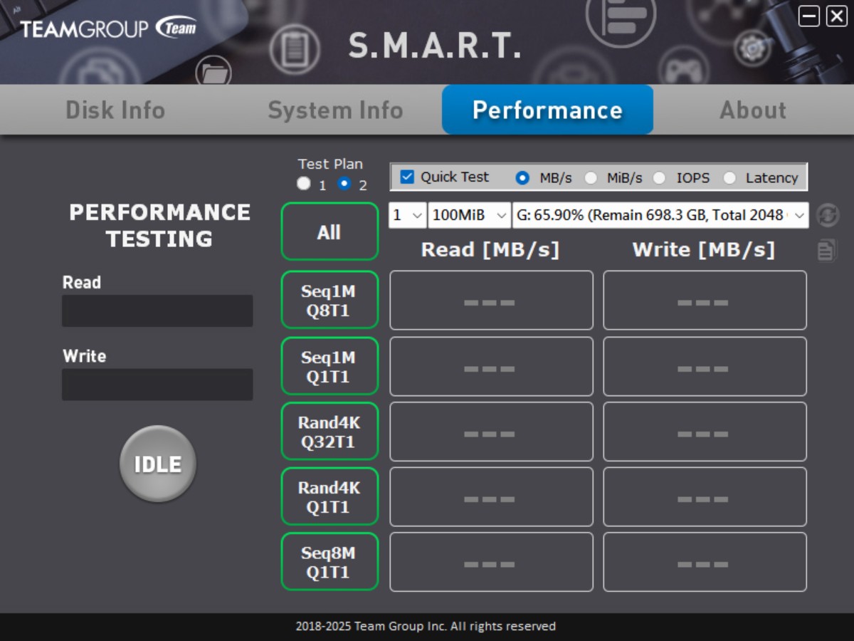Performance: Sección para medir la velocidad real de lectura y escritura del SSD.