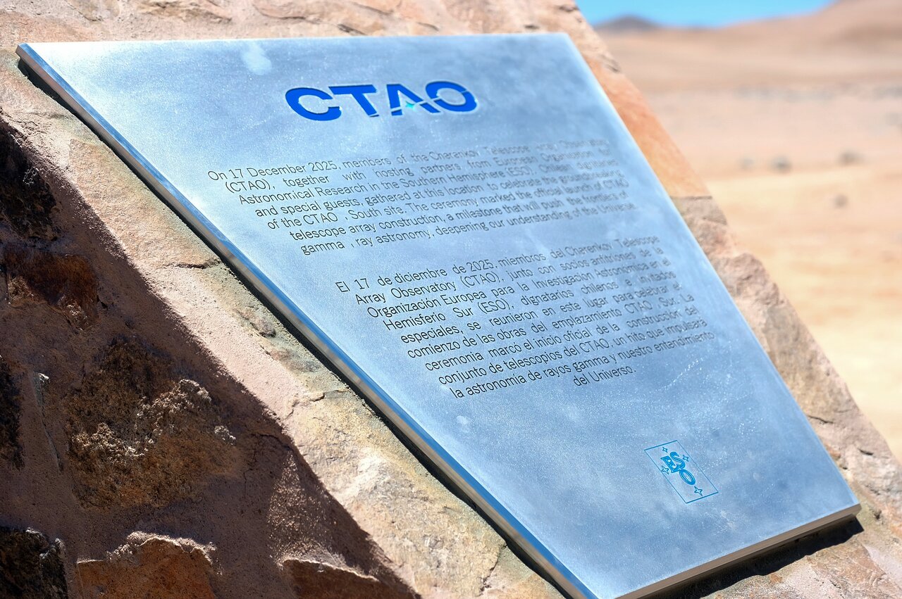 Placa conmemorativa de la primera piedra de los nuevos telescopios CTAO para detección de rayos gamma. | Créditos: ESO