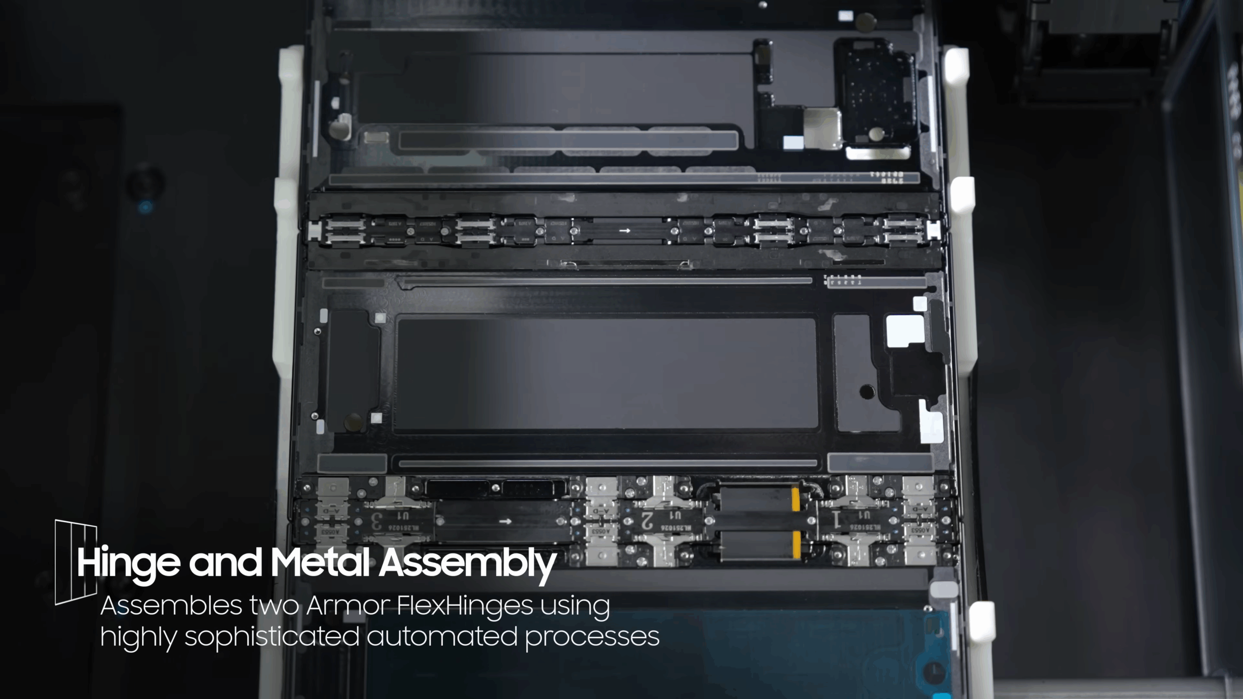 Vista del módulo interno donde se integran dos bisagras Armor FlexHinge mediante procesos automatizados durante el ensamblaje metálico del Galaxy Z TriFold. | Créditos: Samsung