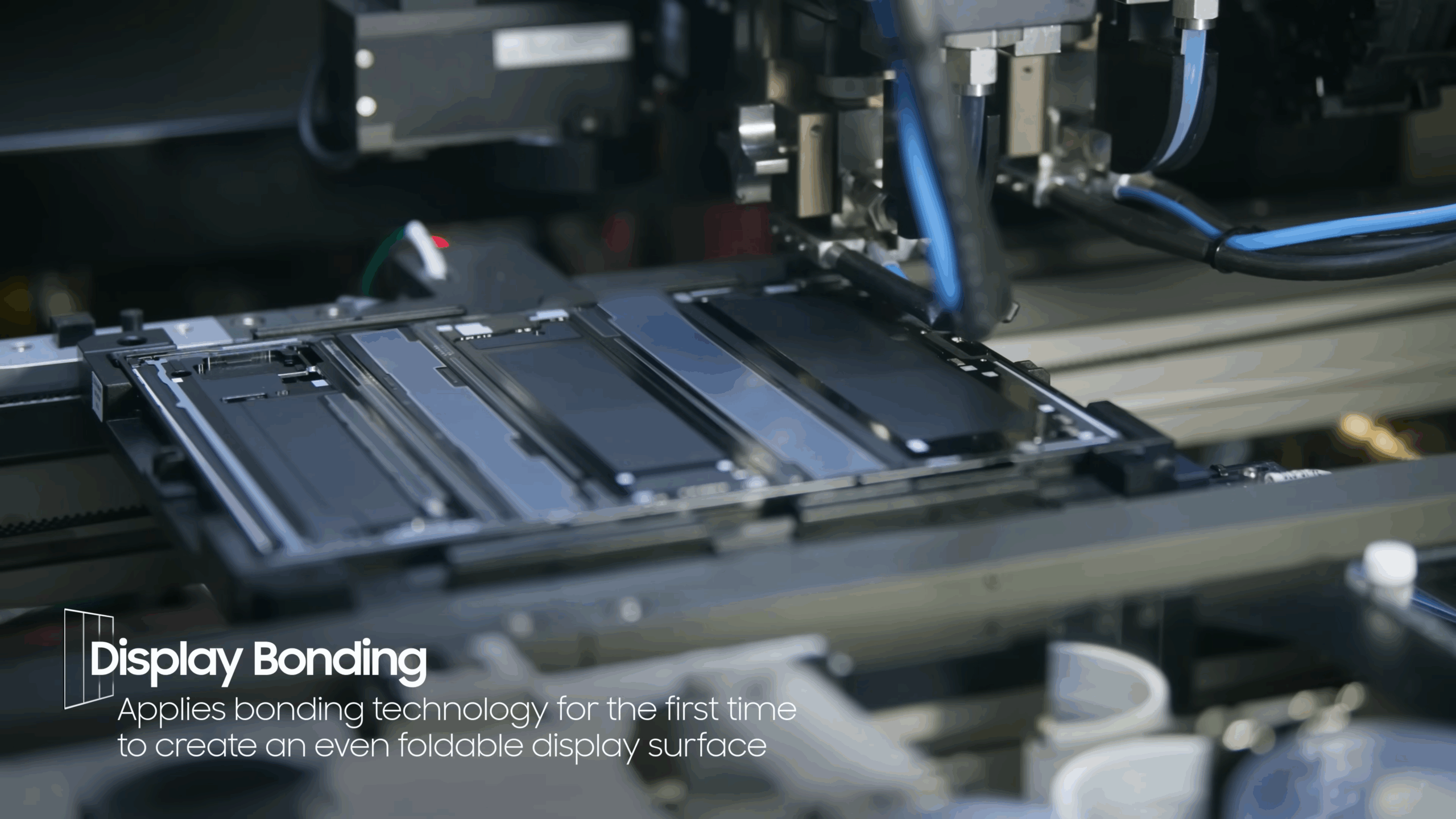 Etapa de adhesión del panel del Galaxy Z TriFold, donde se aplica una tecnología de unión diseñada para obtener una superficie de pantalla plegable uniforme. | Créditos: Samsung