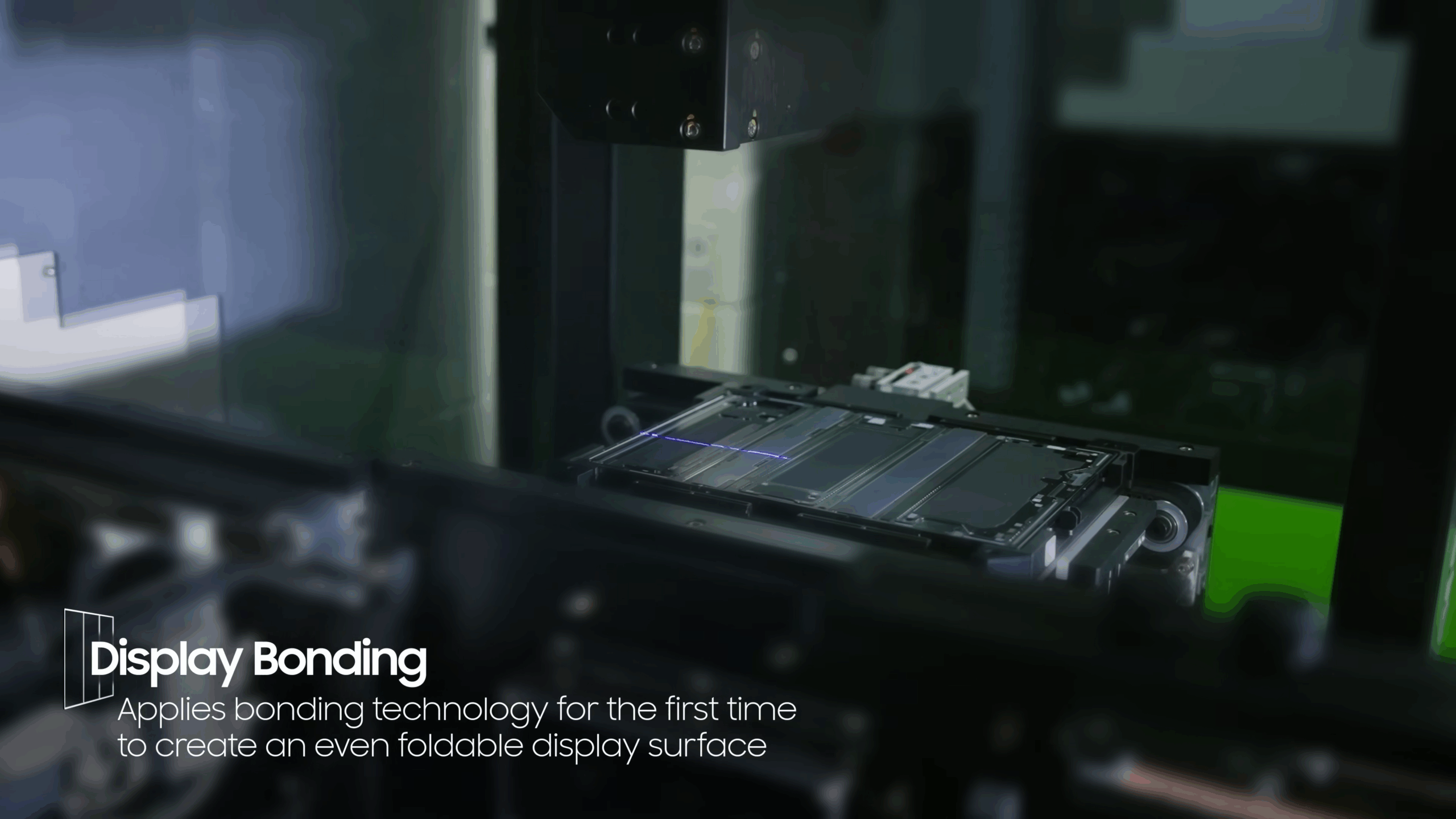 Proceso de escaneo láser aplicado al panel del TriFold, donde una línea de luz violeta revisa la superficie para verificar la uniformidad antes de completar la etapa de adhesión del display. | Créditos: Samsung