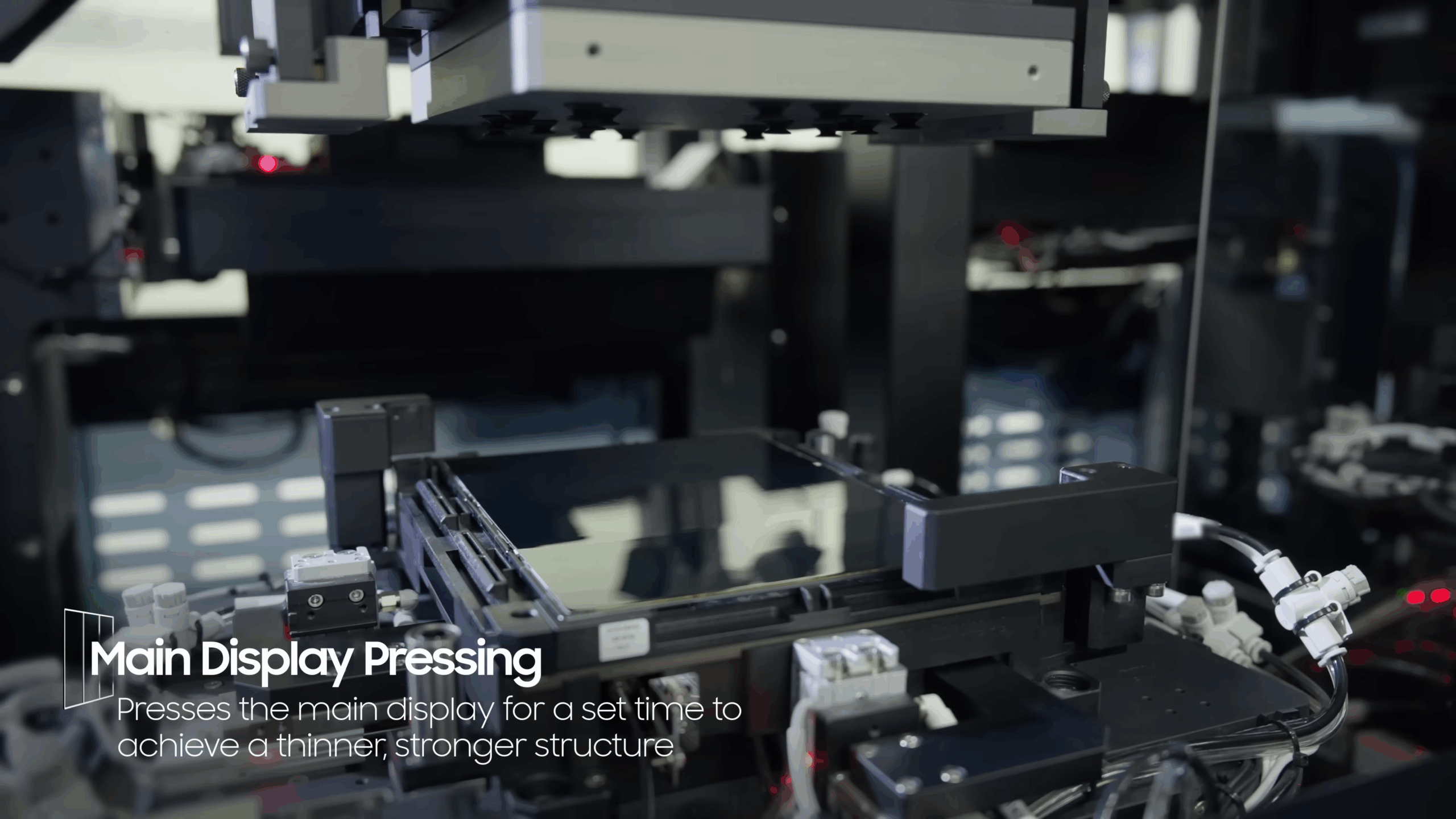 Etapa de prensado del panel principal del Galaxy Z TriFold, donde se aplica presión durante un tiempo definido para obtener una estructura más delgada y estable. | Créditos: Samsung