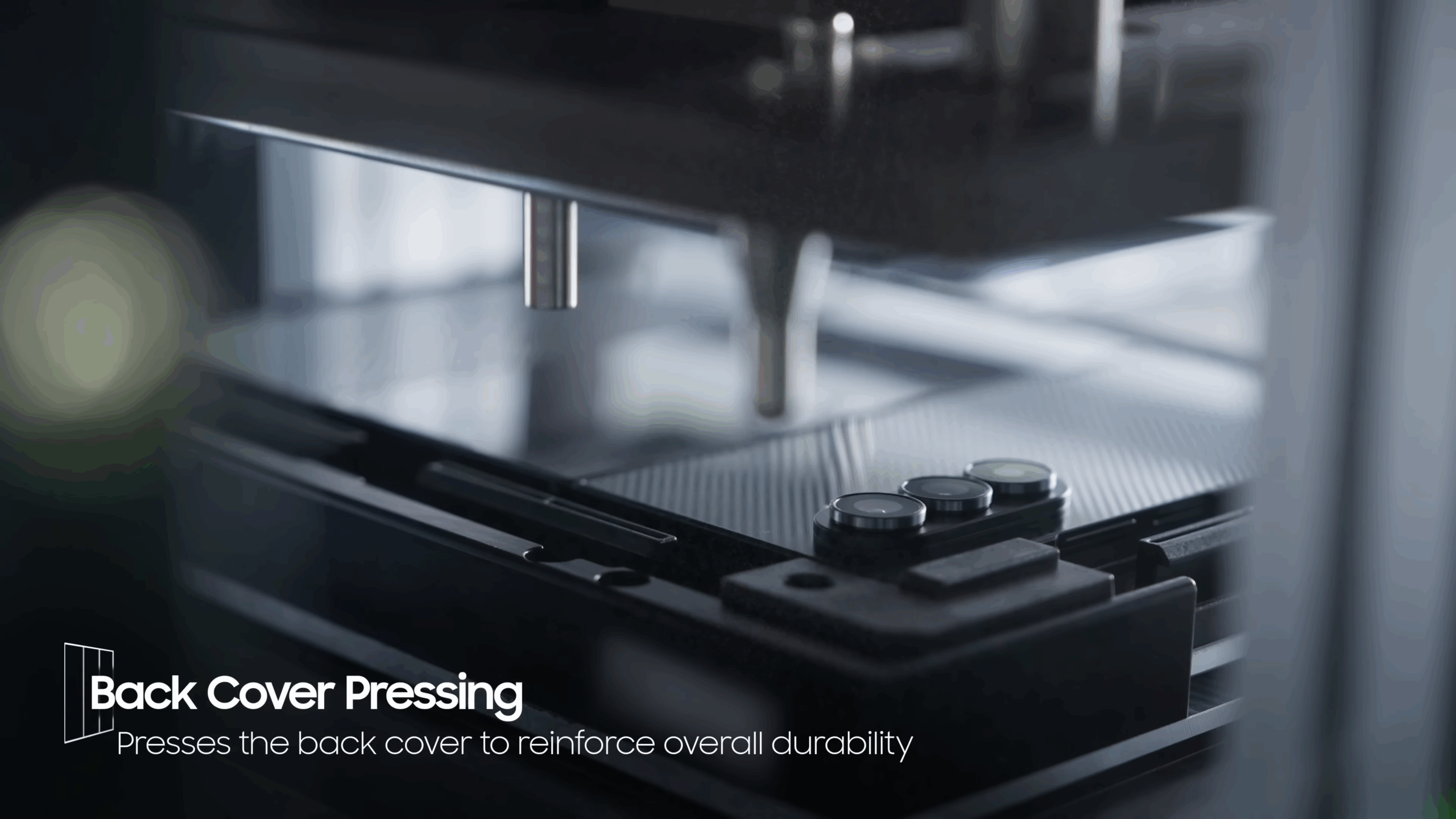 Fase de prensado de la cubierta posterior del Galaxy Z TriFold, donde se aplica presión para reforzar la resistencia estructural del dispositivo.| Créditos: Samsung
