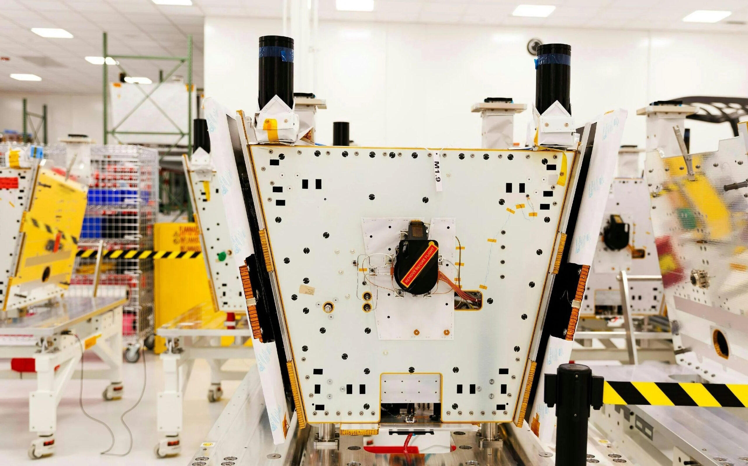 Vista del hardware de vuelo del demostrador SpaceRAN en proceso de integración técnica dentro de las instalaciones de Airbus. La unidad aloja la carga útil reconfigurable que permitirá ejecutar la arquitectura de red 5G directamente desde la órbita baja. | Créditos: Airbus