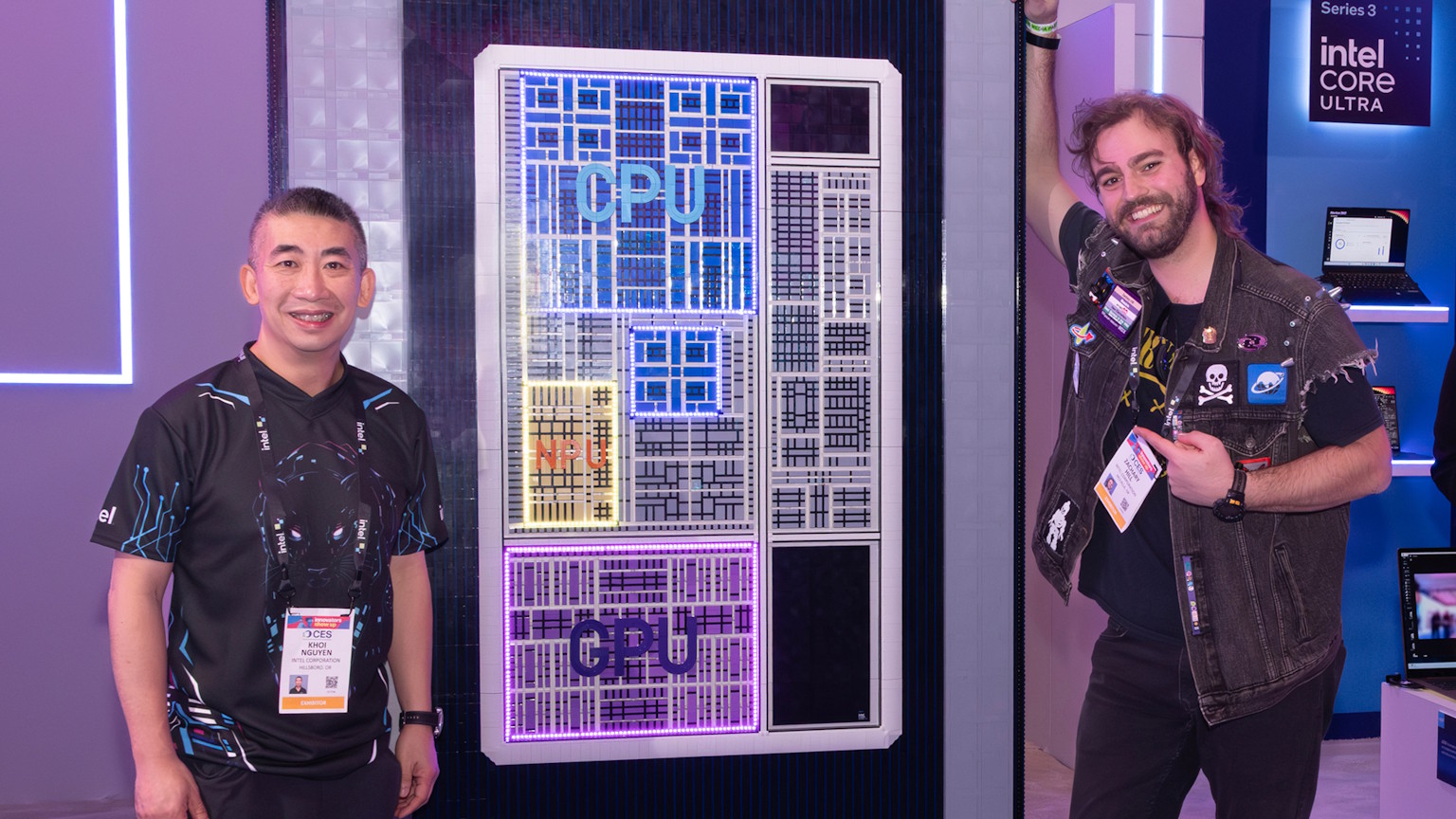 Khoi Nguyen (izquierda) y Zach Hill (derecha), con el modelo de CPU de 42.000 piezas completamente ensamblado. | Crédito: Intel