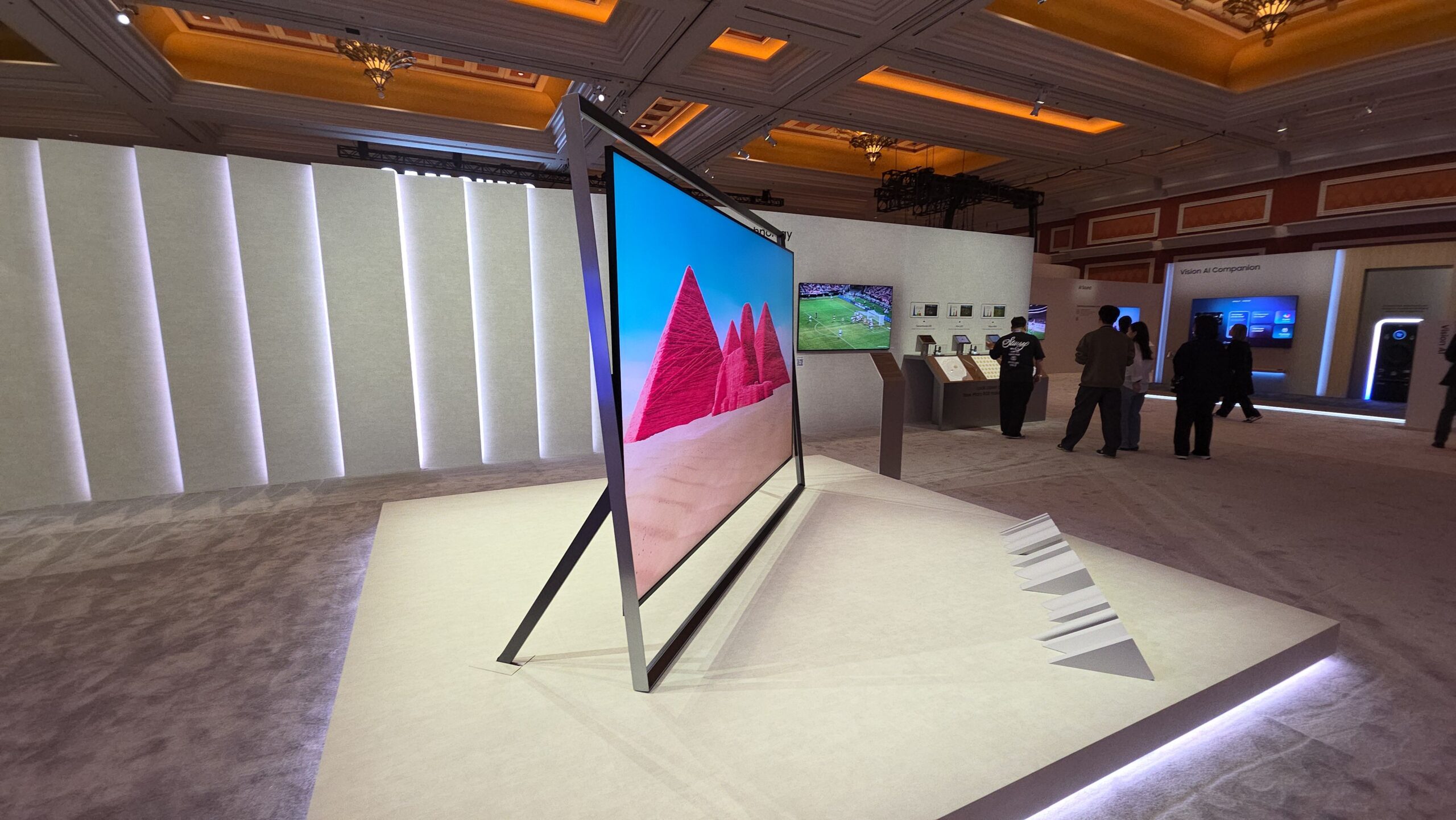 Nuevo TV de Samsung Micro RGB de 130 pulgadas, con el concepto Timeless Frame | Créditos: Pisapapeles