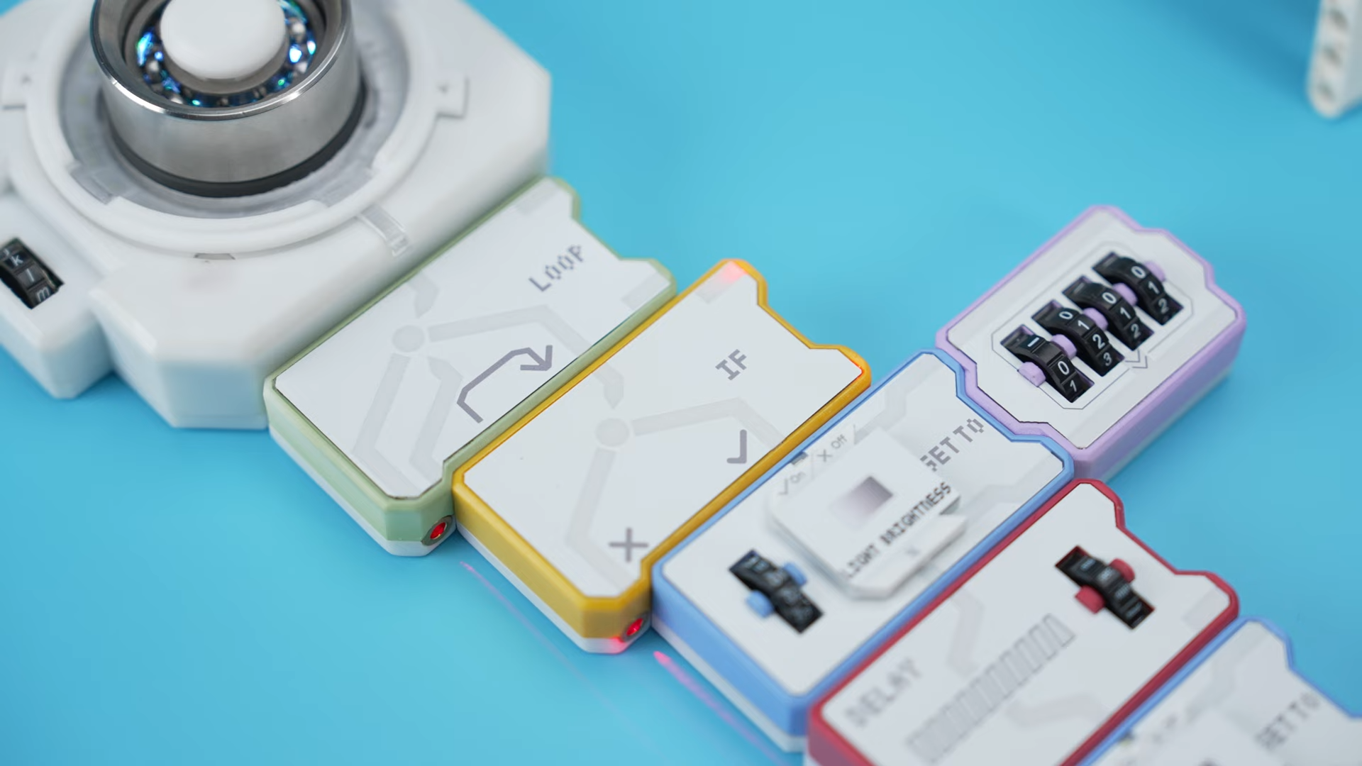 Detalle de los bloques lógicos magnéticos del sistema Codeebot, que permiten a los usuarios construir secuencias de programación físicamente sin necesidad de un computador. | Créditos: Codeebot