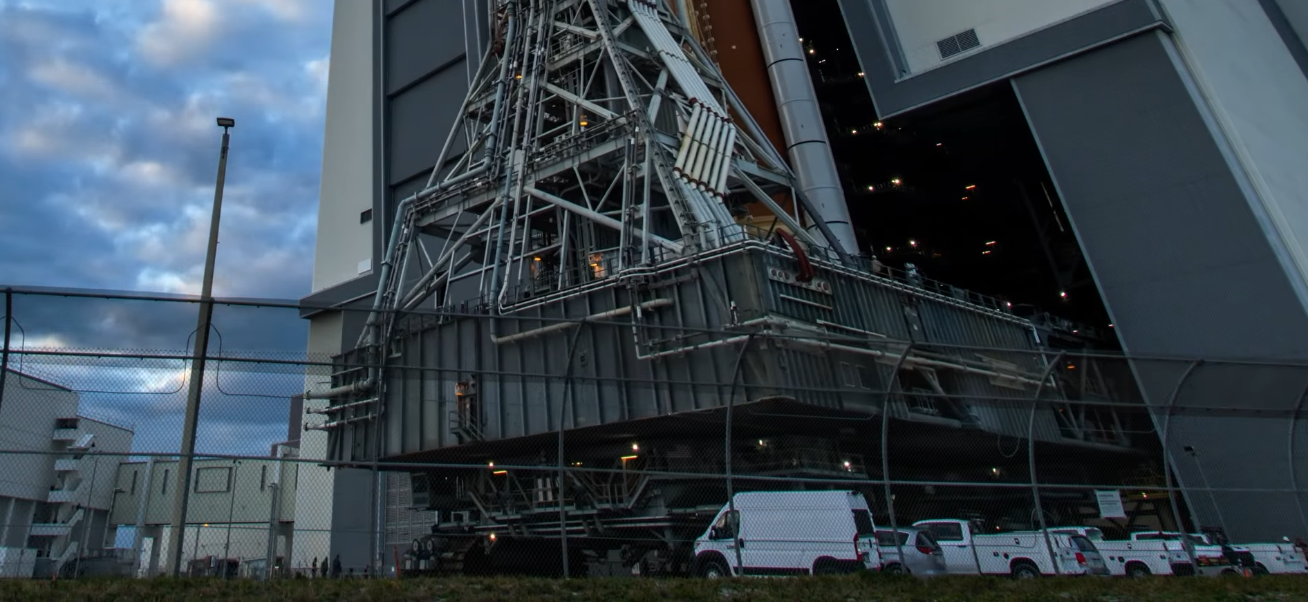  Vehículo trasportador con orugas encargado de desplazar el Artemis II | Créditos: ESA