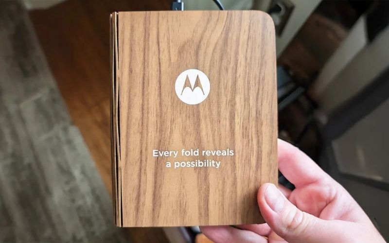 Elemento promocional con acabado en madera incluido en el kit de prensa enviado por Motorola para generar expectativa sobre la temática de "desplegar posibilidades" | Créditos: Android Central | Vía: Thegadgetflow