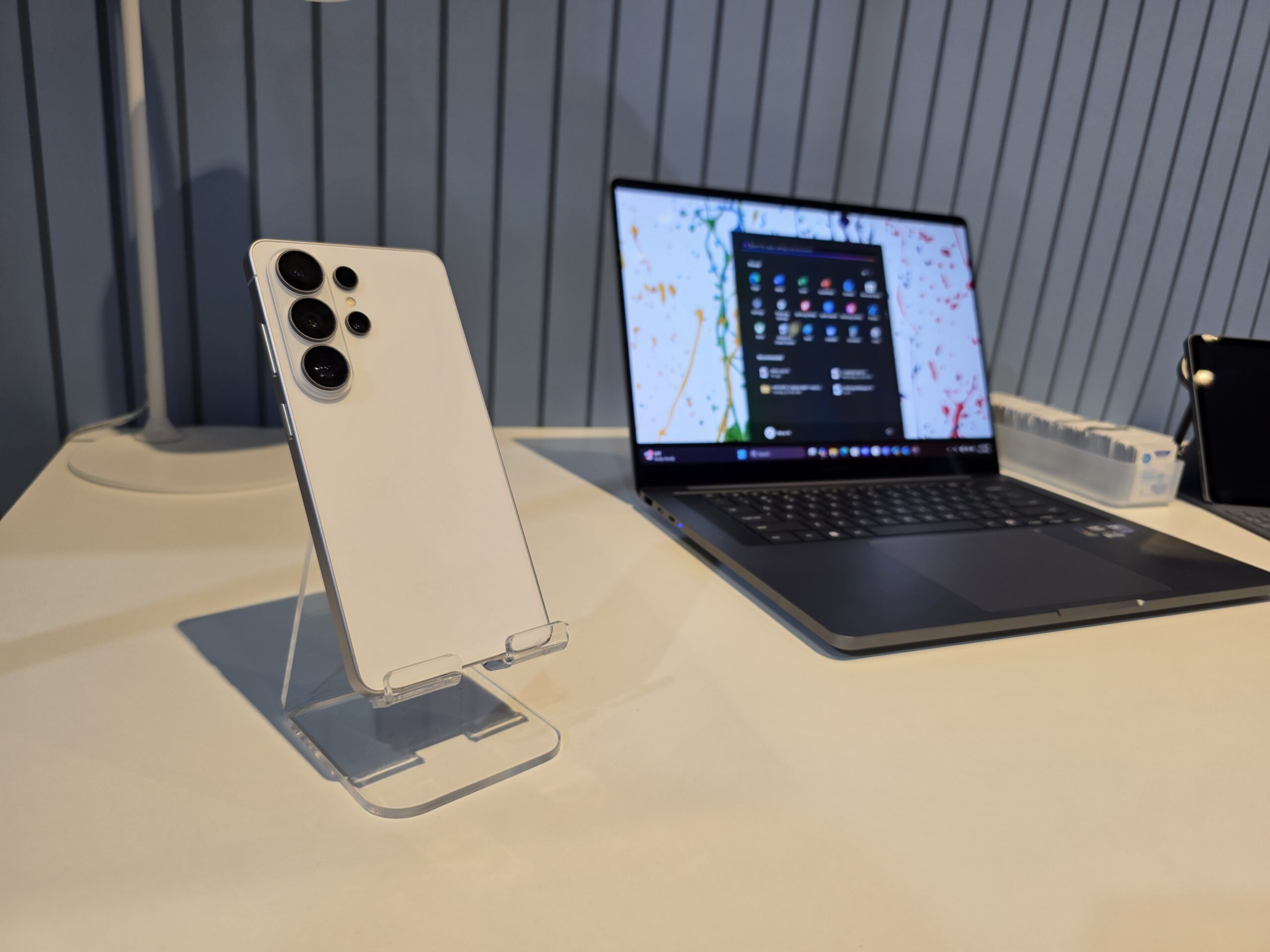 Samsung Galaxy S26 Ultra junto al Galaxy Book6 | Créditos: Pisapapeles