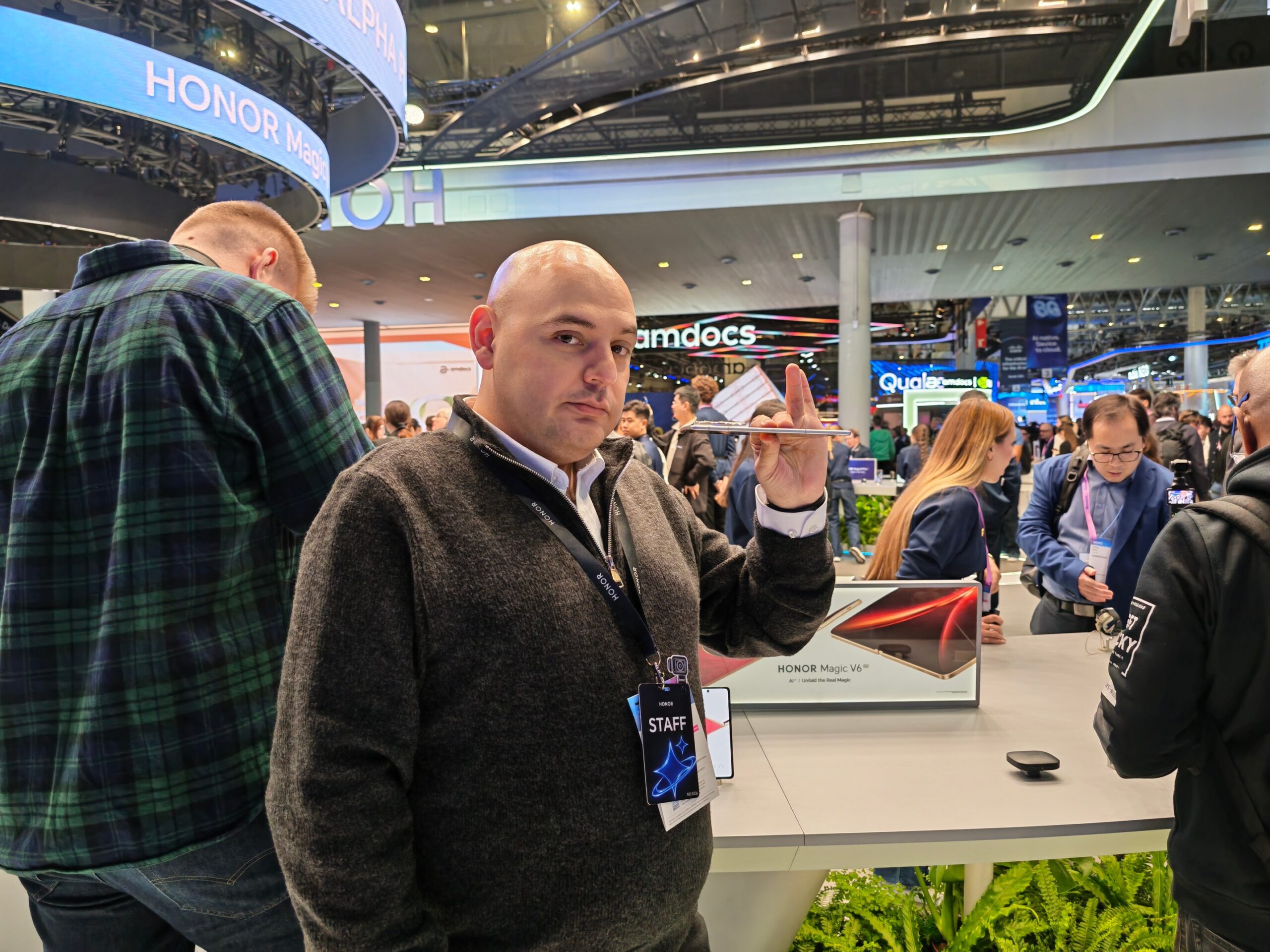 Moheno mostrando lo fino que es el nuevo plegable de la firma | Créditos: Pisapapeles